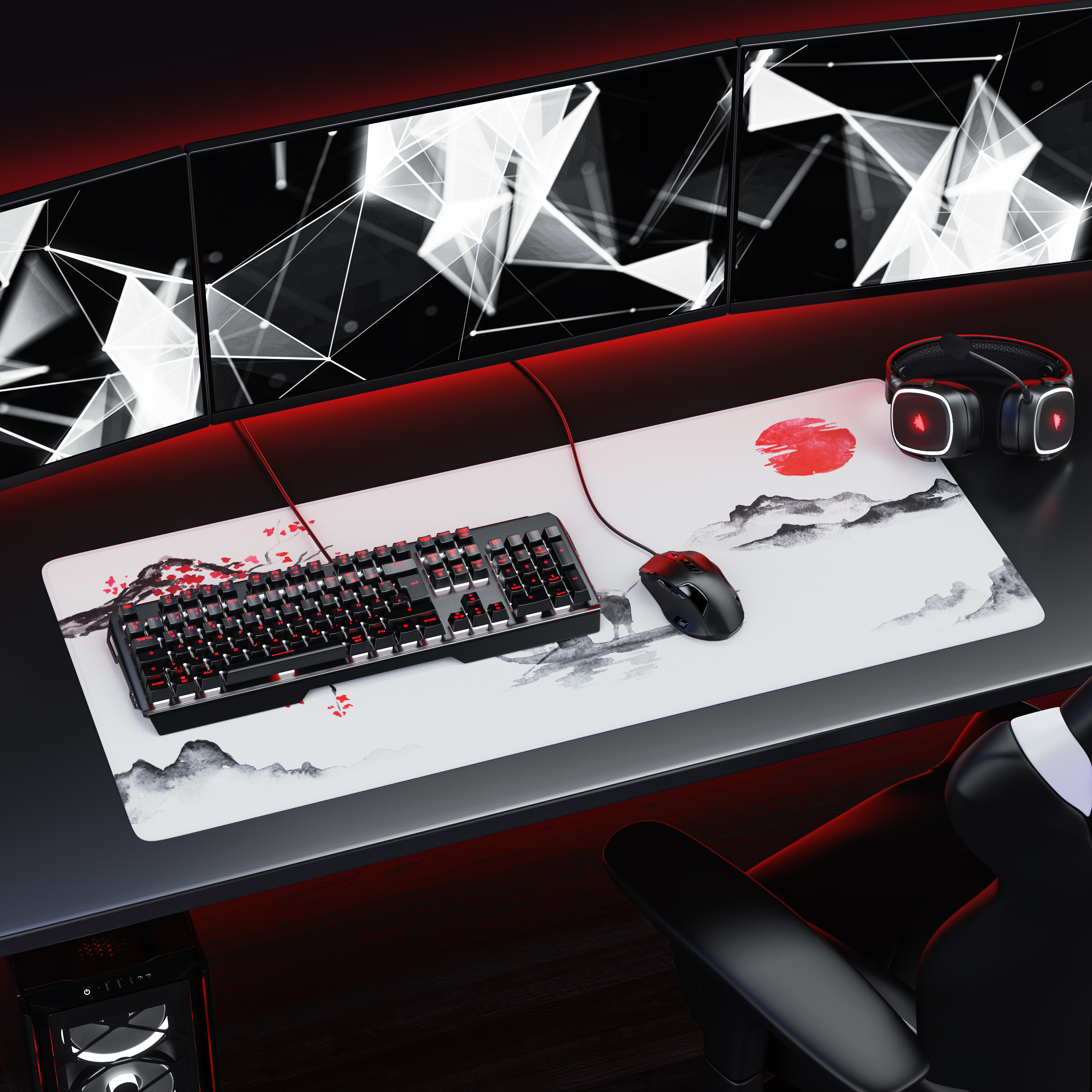 Ein Gaming-Schreibtisch mit drei Monitoren, Tastatur, Maus, Headset und einem großen asiatischen Design-Mauspad.