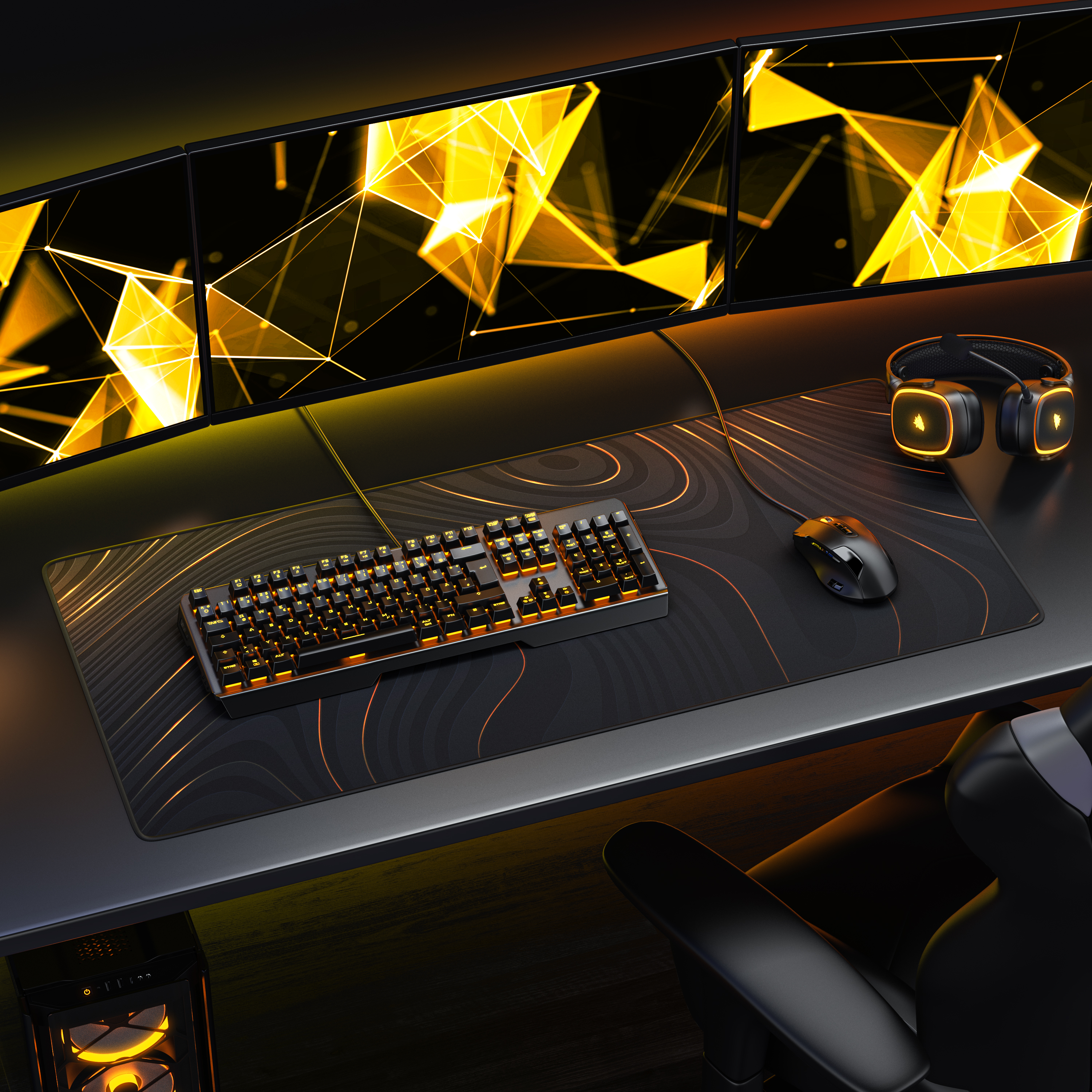 Ein Gaming-Schreibtisch mit drei Monitoren, orange leuchtender Tastatur, Maus, Headset und einem Stuhl.
