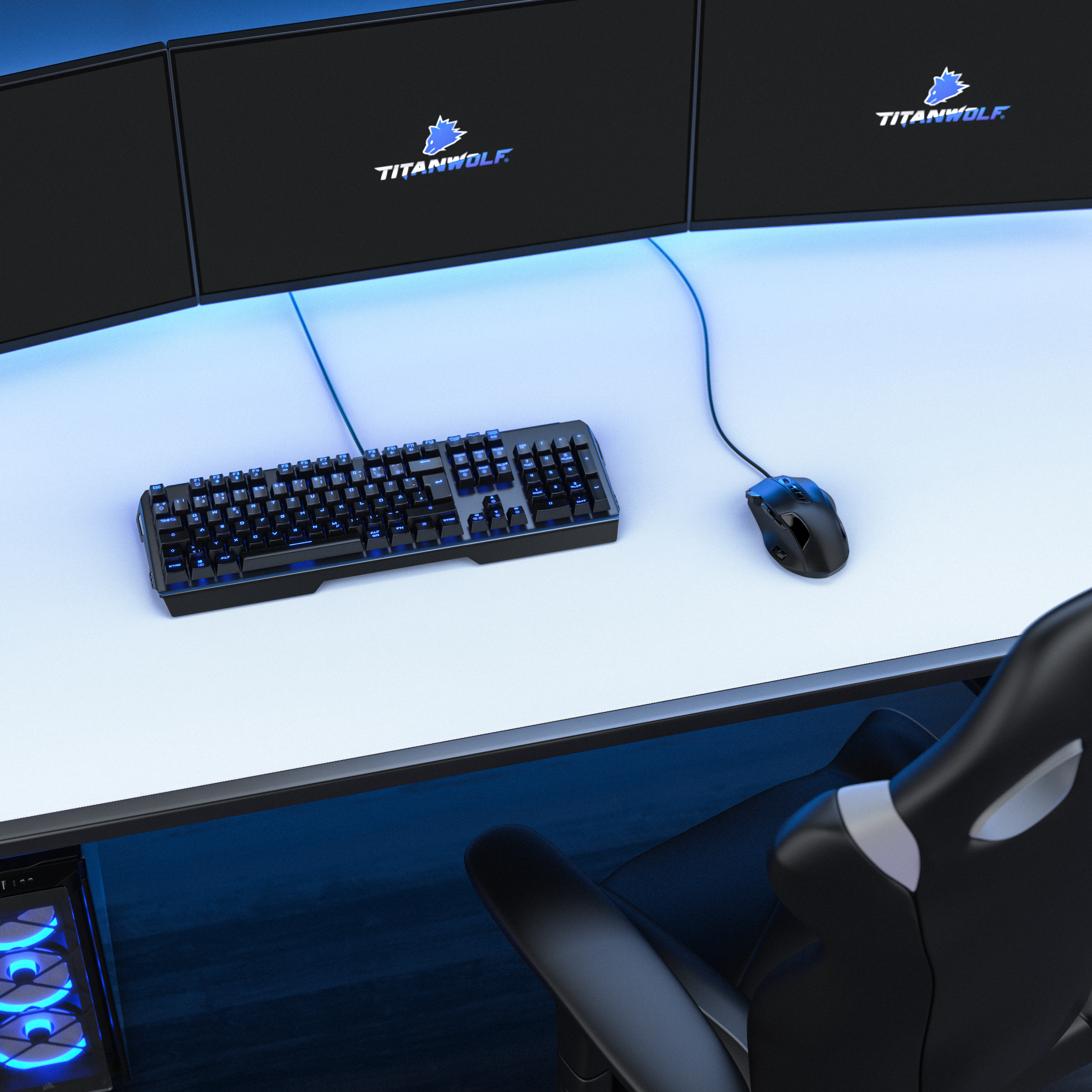 Ein Gaming-Schreibtisch mit drei Monitoren, Tastatur, Maus und einem Stuhl, beleuchtet mit blauem Licht.