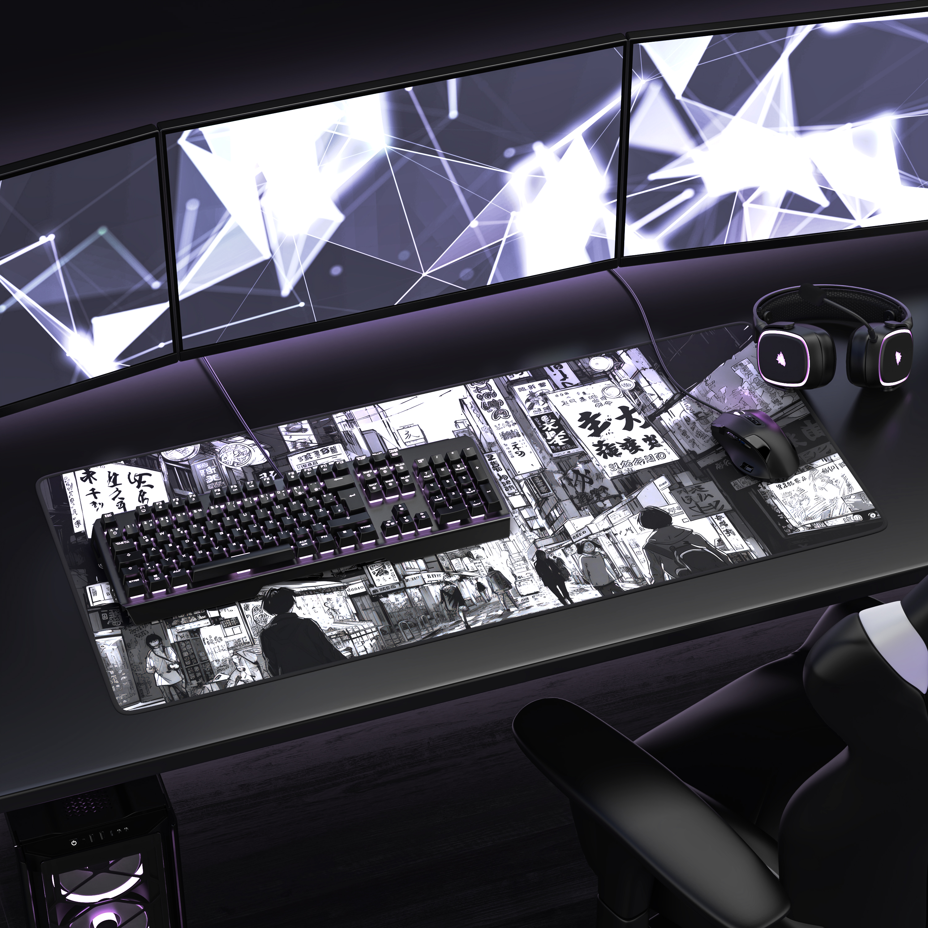Ein Gaming-Setup mit drei Monitoren, einer Tastatur auf Manga-Mauspad, Maus und Kopfhörern auf schwarzem Schreibtisch.
