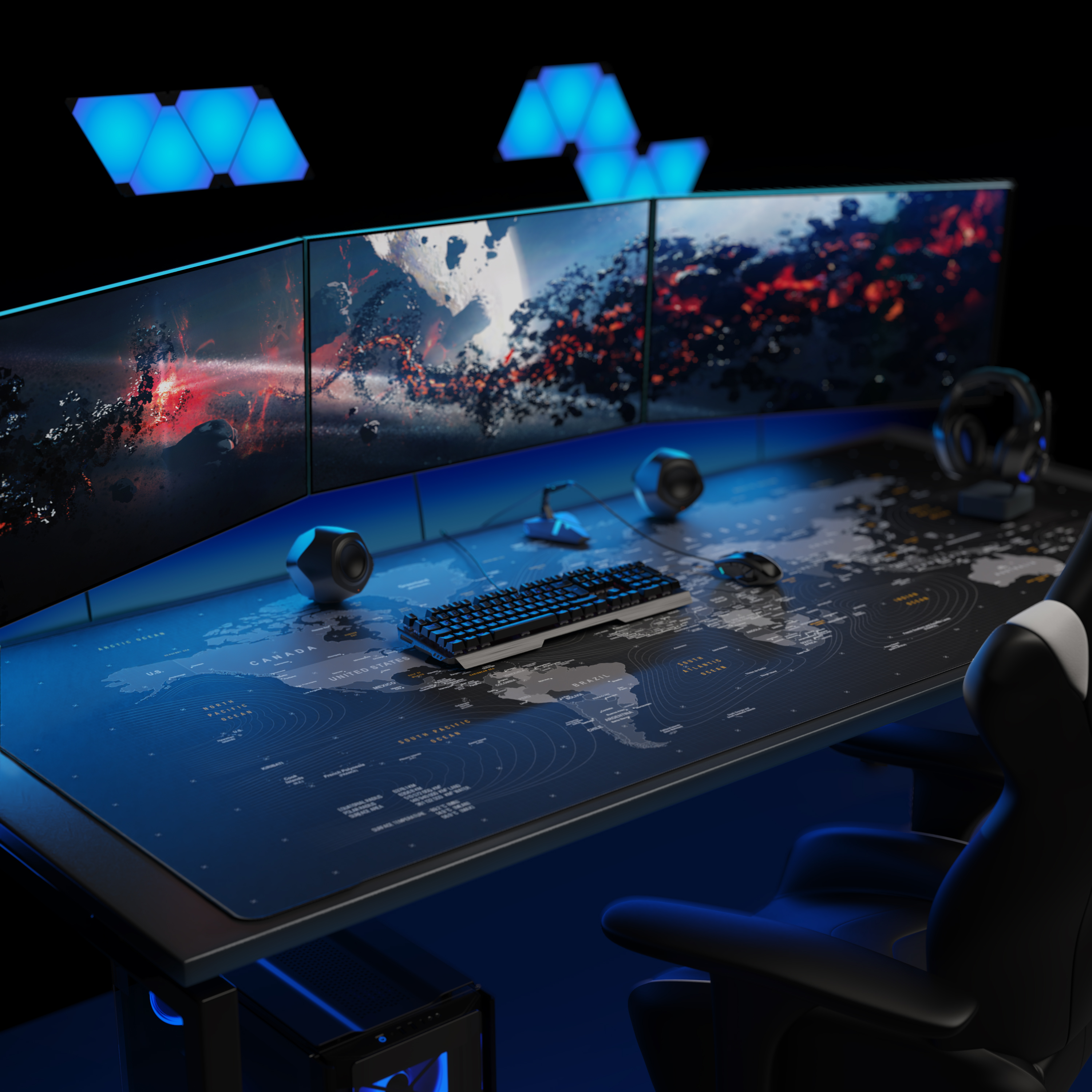 Ein Gaming-Setup mit drei Monitoren, Weltkarten-Schreibtischunterlage, Tastatur, Maus und blauer Beleuchtung.