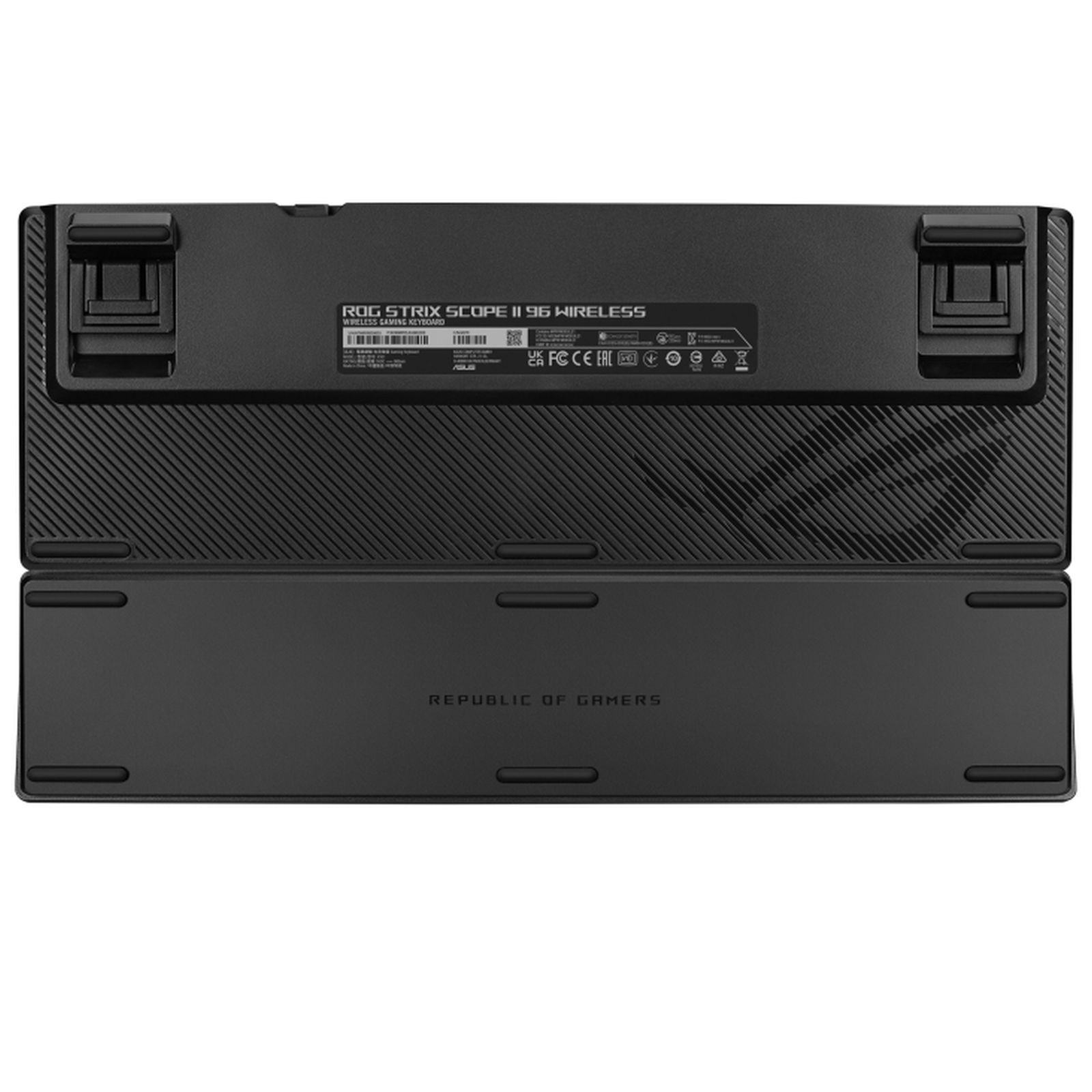 Unteransicht einer schwarzen ROG Strix Scope II 96 Wireless Gaming-Tastatur mit verstellbaren Füßen und Gummipuffern.
