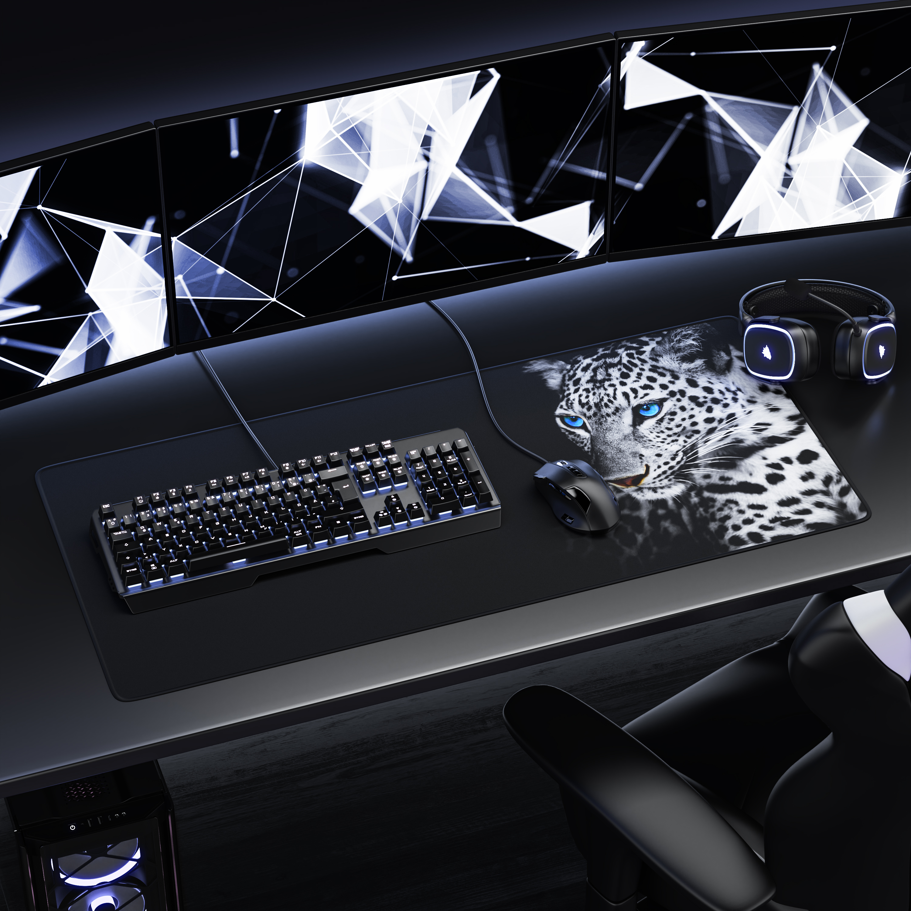 Ein Gaming-Schreibtisch mit vier Monitoren, einer schwarz-blauen Tastatur, Maus, einem Leopard-Mauspad und Kopfhörern.