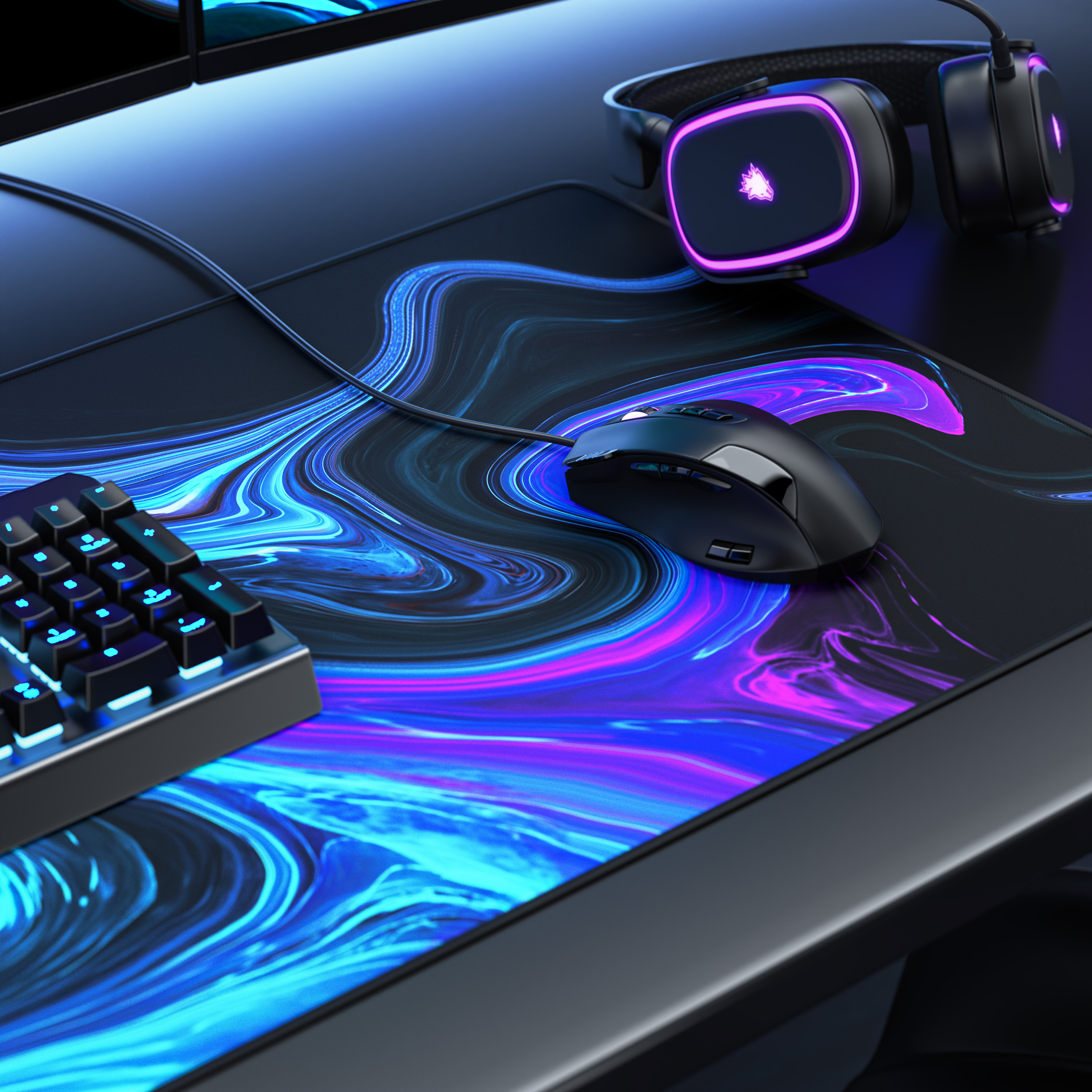 Ein Gaming-Schreibtisch mit Mauspad in Blau und Lila, schwarzer Maus, Tastatur und leuchtendem Headset.