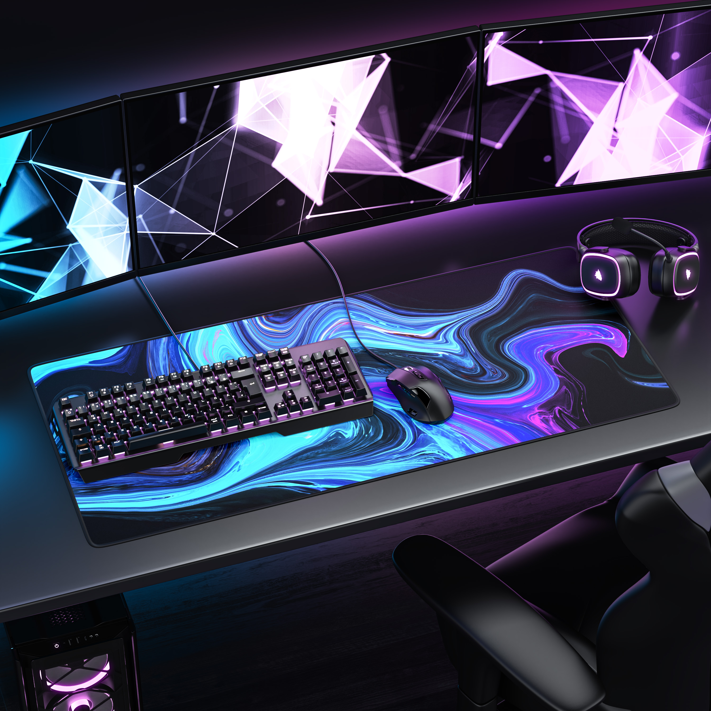 Gaming-Schreibtisch mit drei Monitoren, blauer und violetter Beleuchtung, Tastatur, Maus und Kopfhörern.