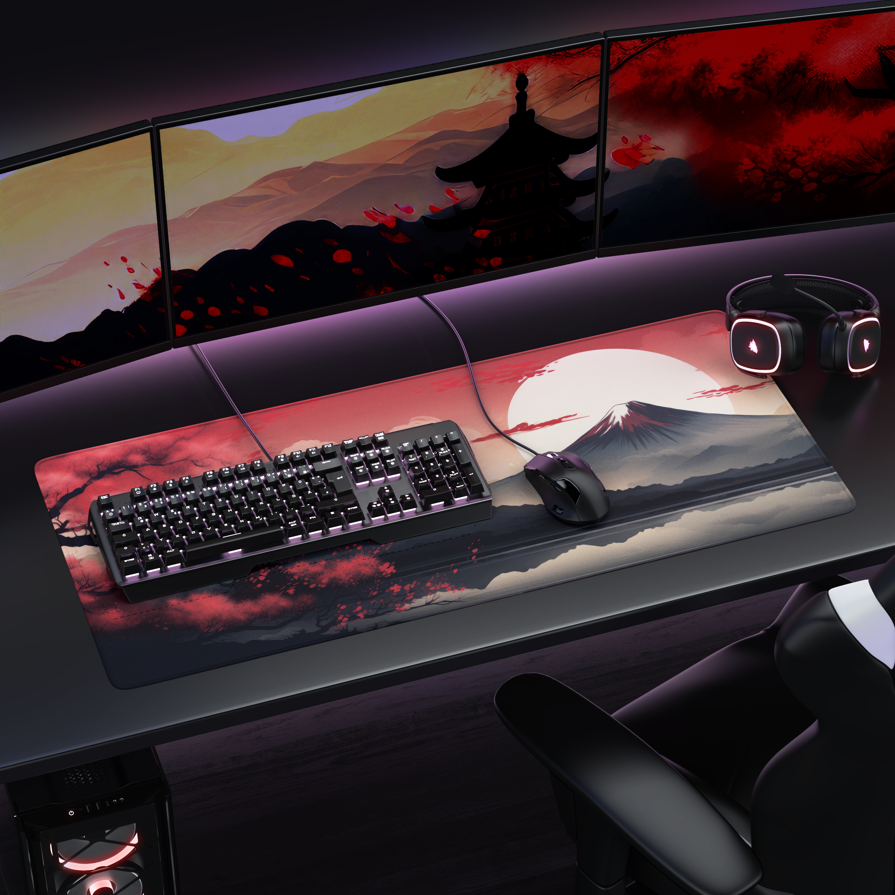 Gaming-Setup mit dreifachen Monitoren, Tastatur, Maus und passender roter Schreibtischunterlage mit Bergmotiv.