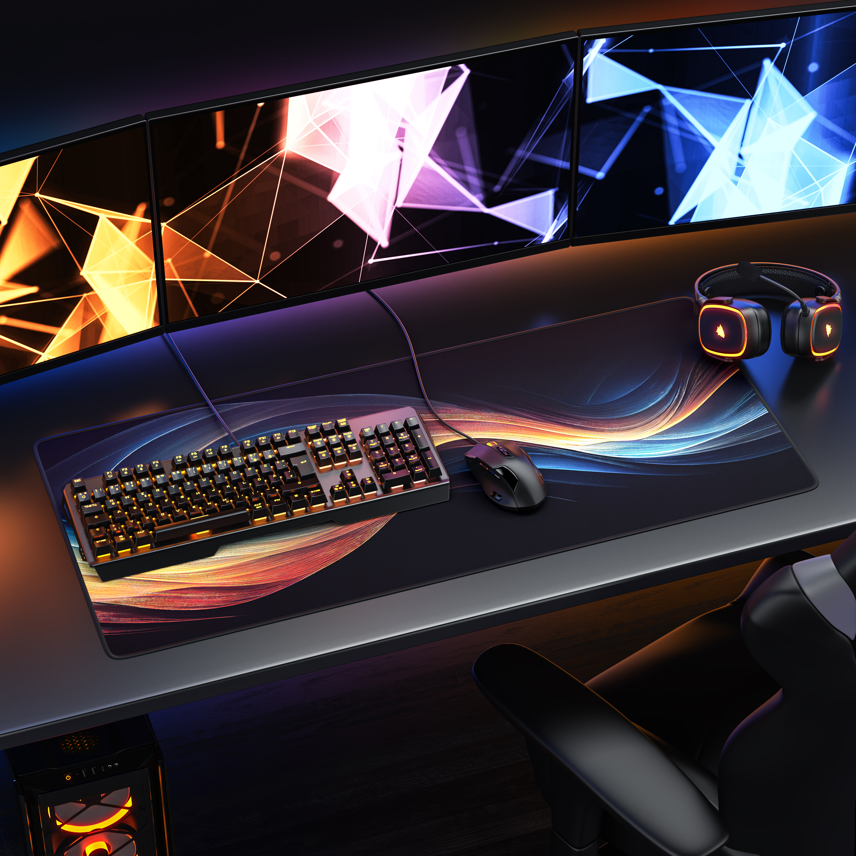 Ein Gaming-Setup mit drei Monitoren, Tastatur, Maus, Kopfhörern und einer passenden Schreibtischunterlage.