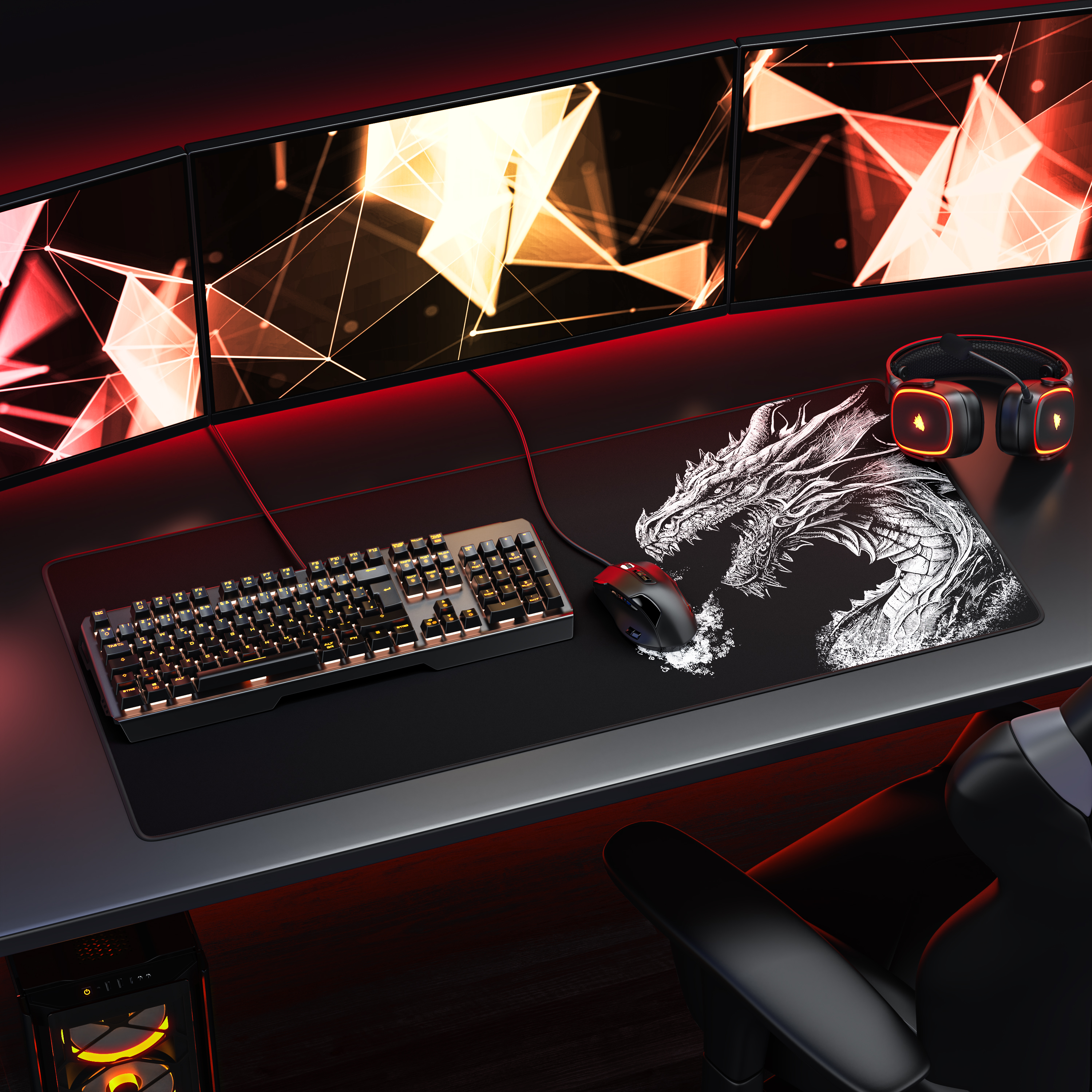Ein Gaming-Setup mit drei Monitoren, einer beleuchteten Tastatur, einer Maus auf einem Drachen-Mauspad und Kopfhörern.
