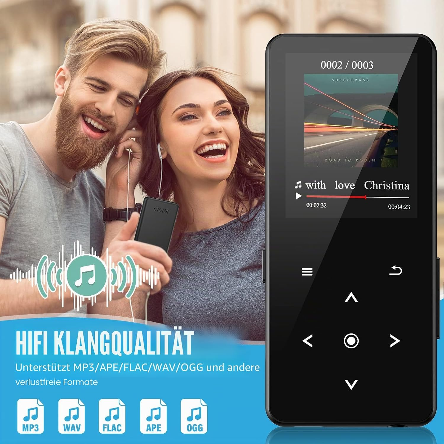 Ein lächelndes Paar hört draußen gemeinsam Musik über einen tragbaren schwarzen MP3-Player.