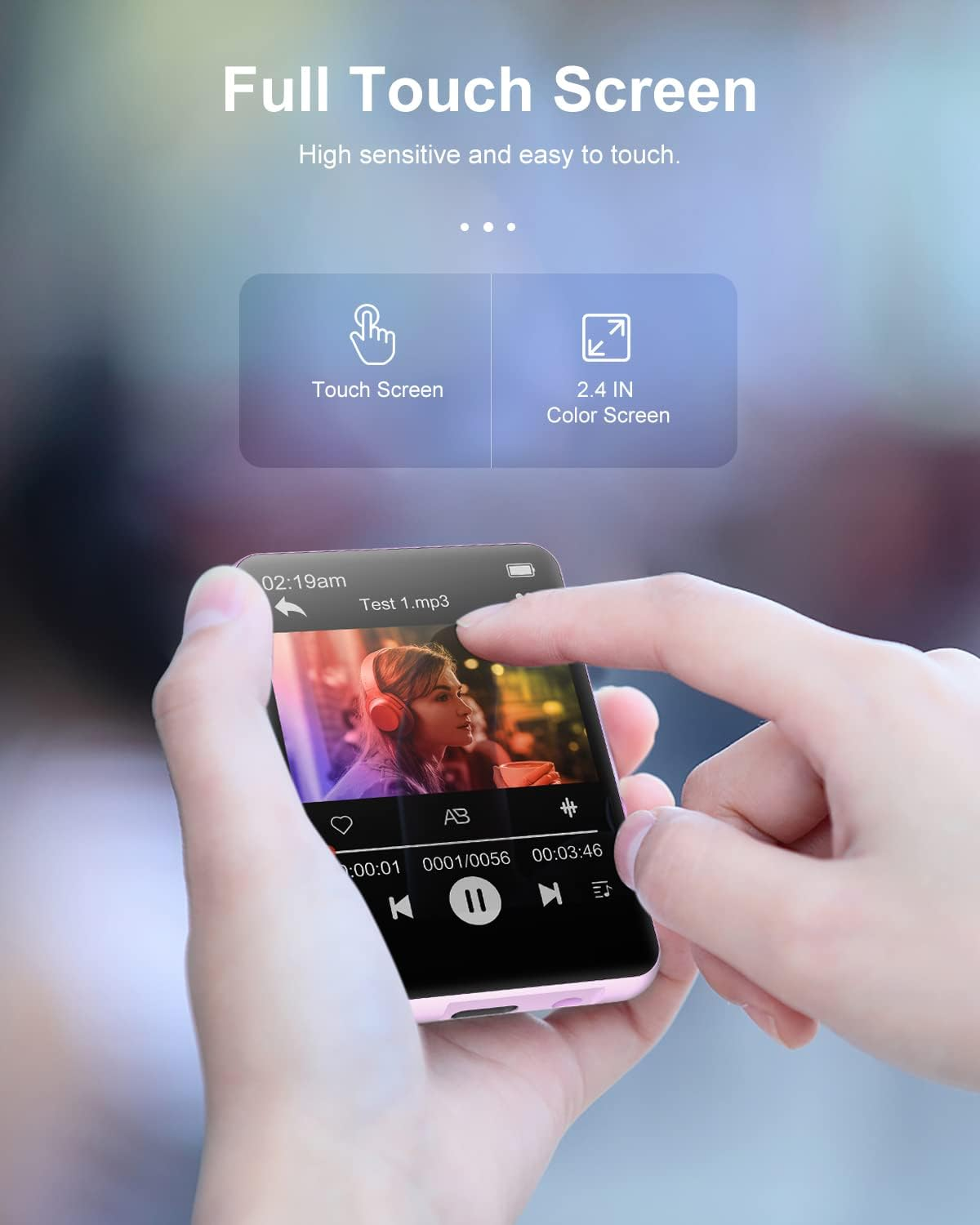 Eine Person bedient mit dem Finger einen tragbaren Musikplayer mit einem 2,4-Zoll-Farb-Touchscreen.