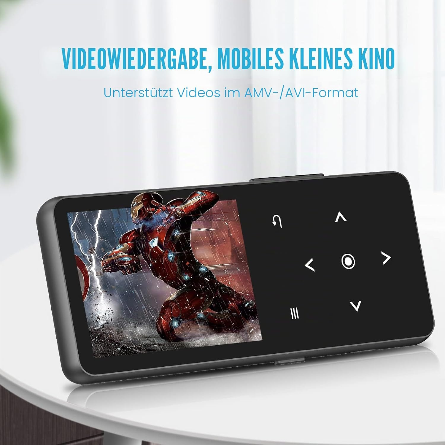 Ein schwarzer MP3-Player auf einem Tisch zeigt Iron Man auf dem Display mit deutscher Beschriftung oben.