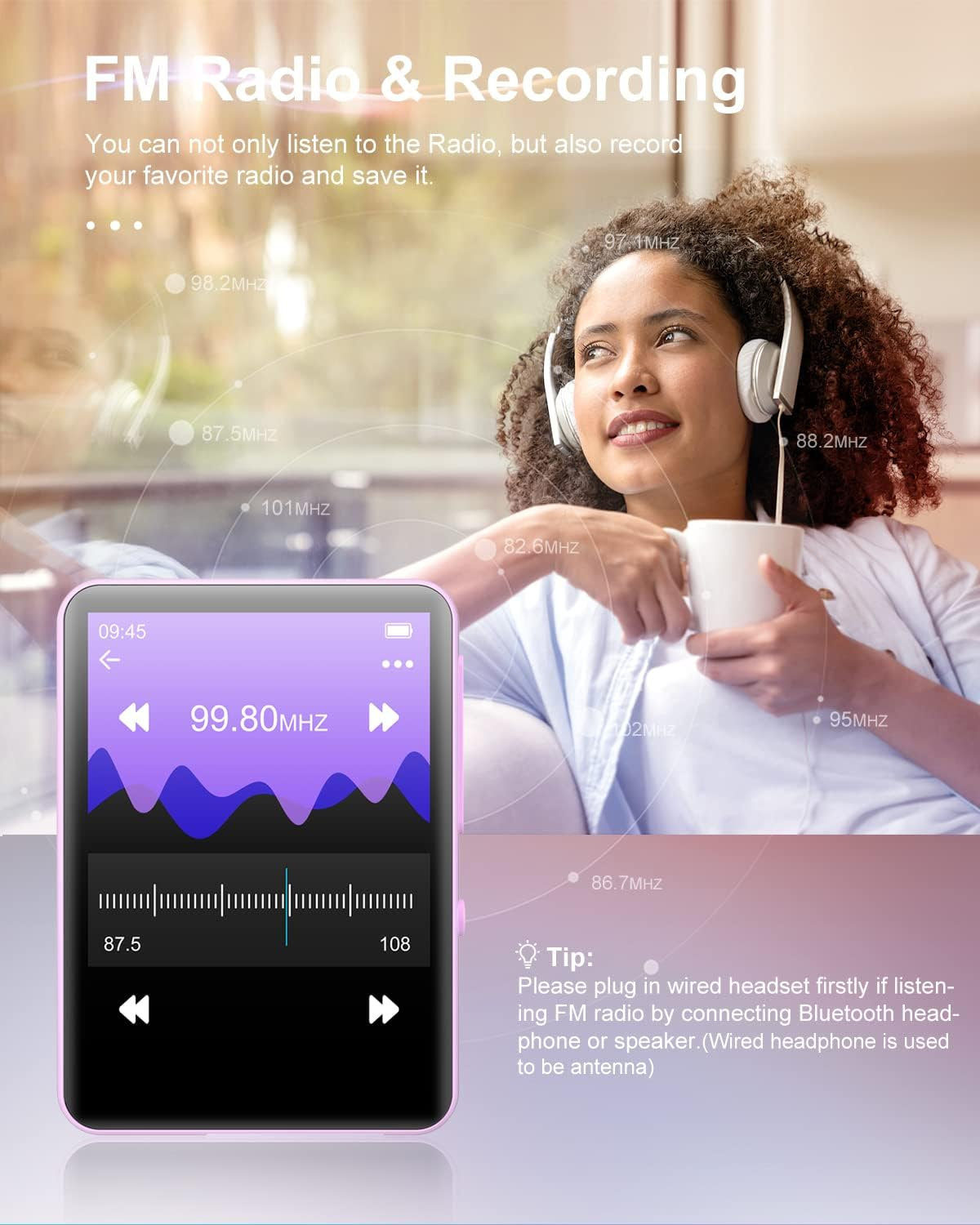 Eine Frau mit Kopfhörern hört Radio, während ein pinkes MP3-Player-Display die FM-Frequenz anzeigt.