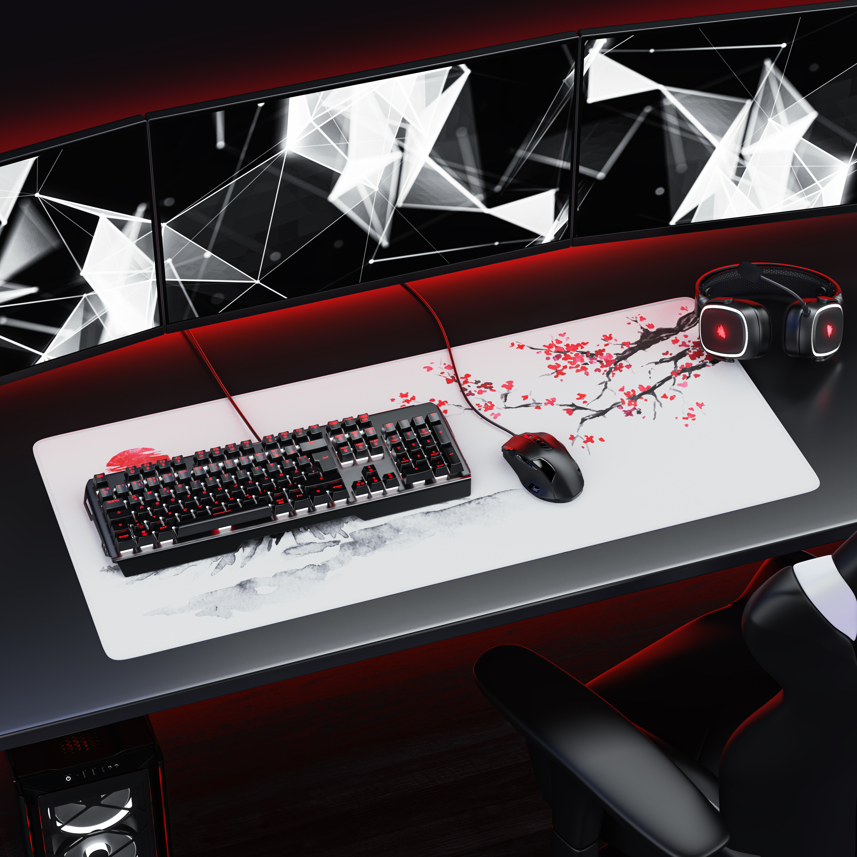 Ein Gaming-Schreibtisch mit drei Monitoren, Tastatur, Maus, Kopfhörern und einem Kirschblüten-Mauspad.
