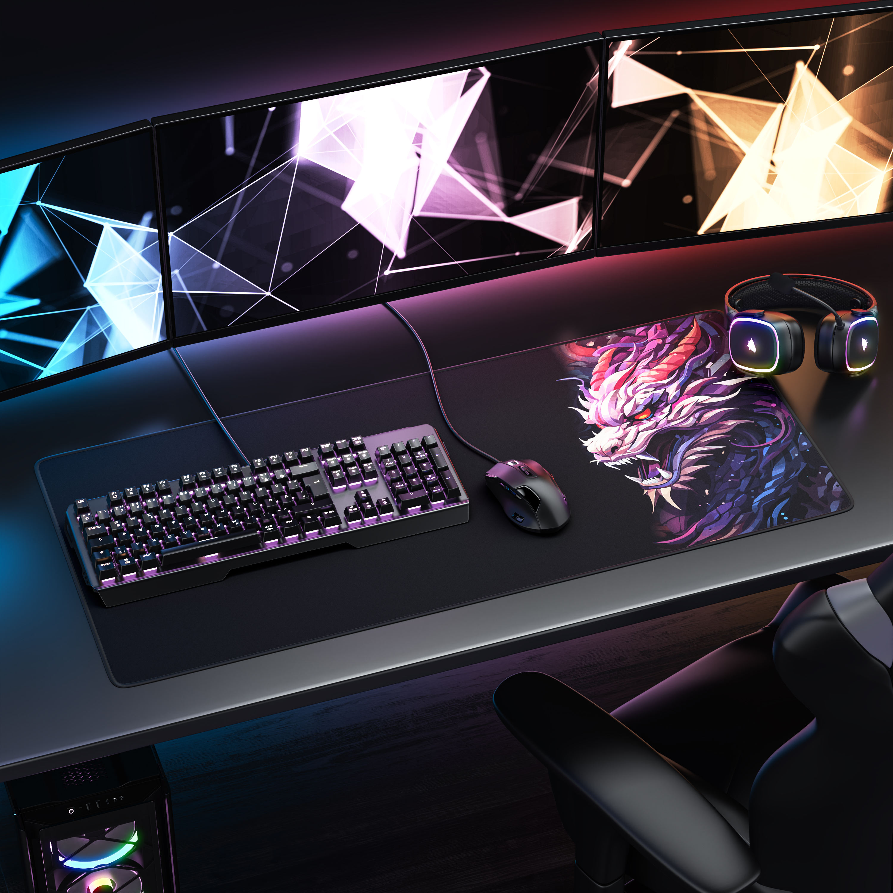 Gaming-Setup mit drei Monitoren, Tastatur, Maus auf Drachenmatte und leuchtenden Kopfhörern auf schwarzem Schreibtisch.