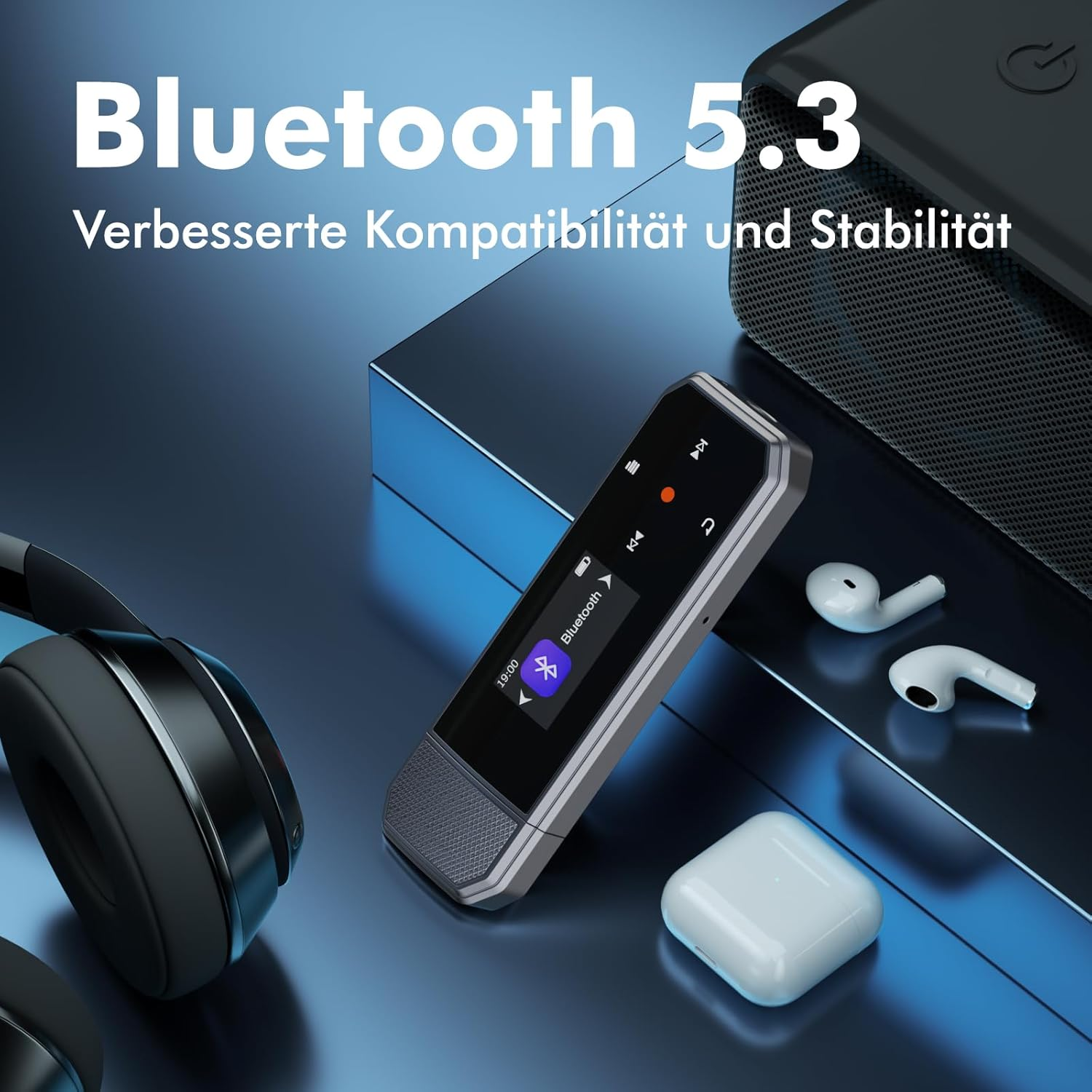 Bluetooth 5.3 MP3-Player mit Kopfhörern und Lautsprecher auf blauem Hintergrund.