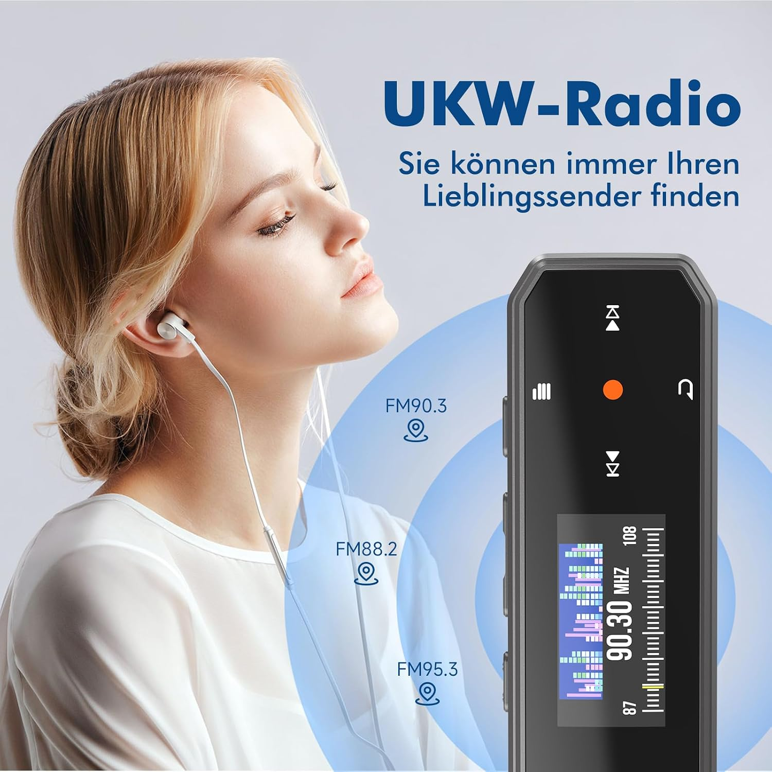 Eine Frau mit Ohrhörern hört FM-Radio, während daneben ein kleines Radio mit Display gezeigt wird.