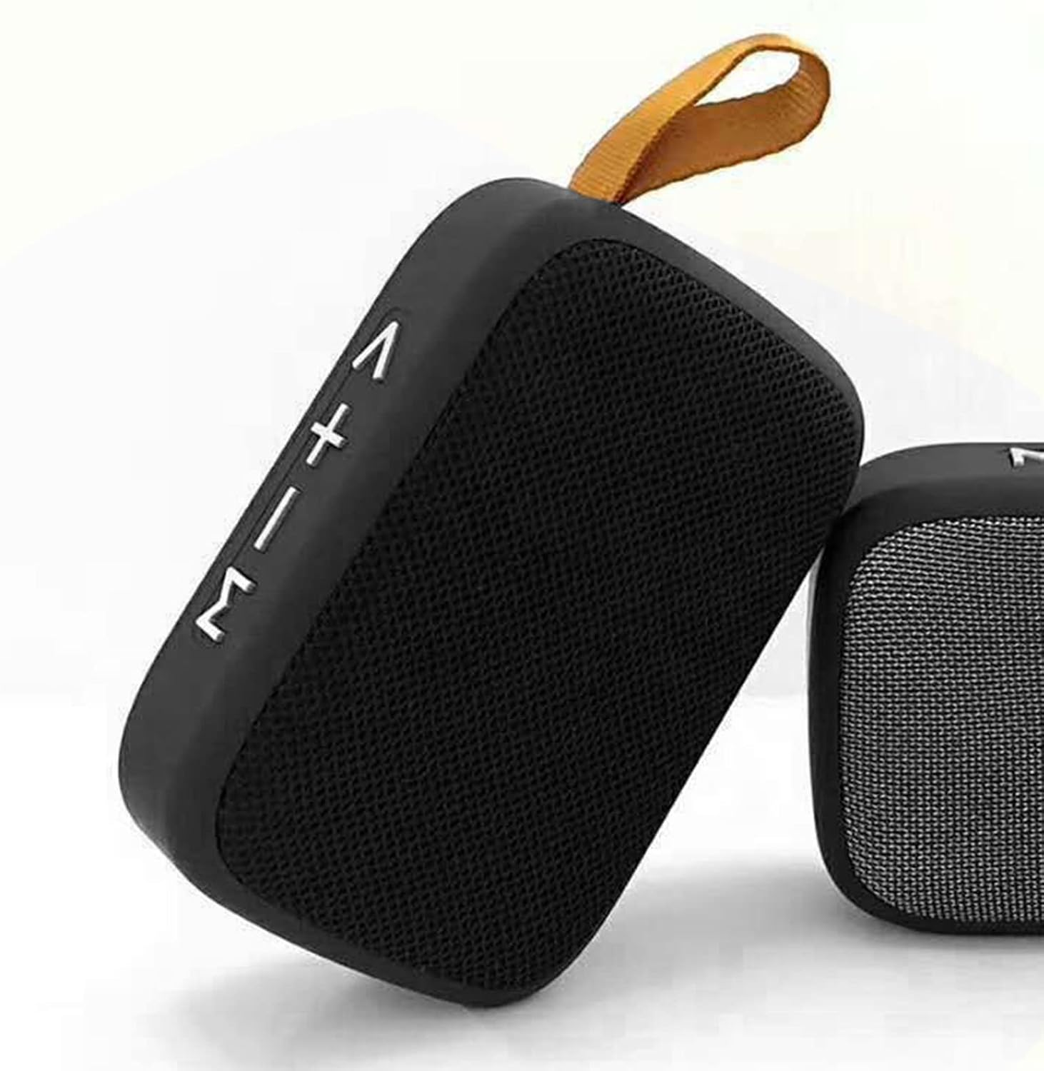 Schwarzer, tragbarer Bluetooth-Lautsprecher mit weißem Bedienfeld und brauner Schlaufe vor weißem Hintergrund.
