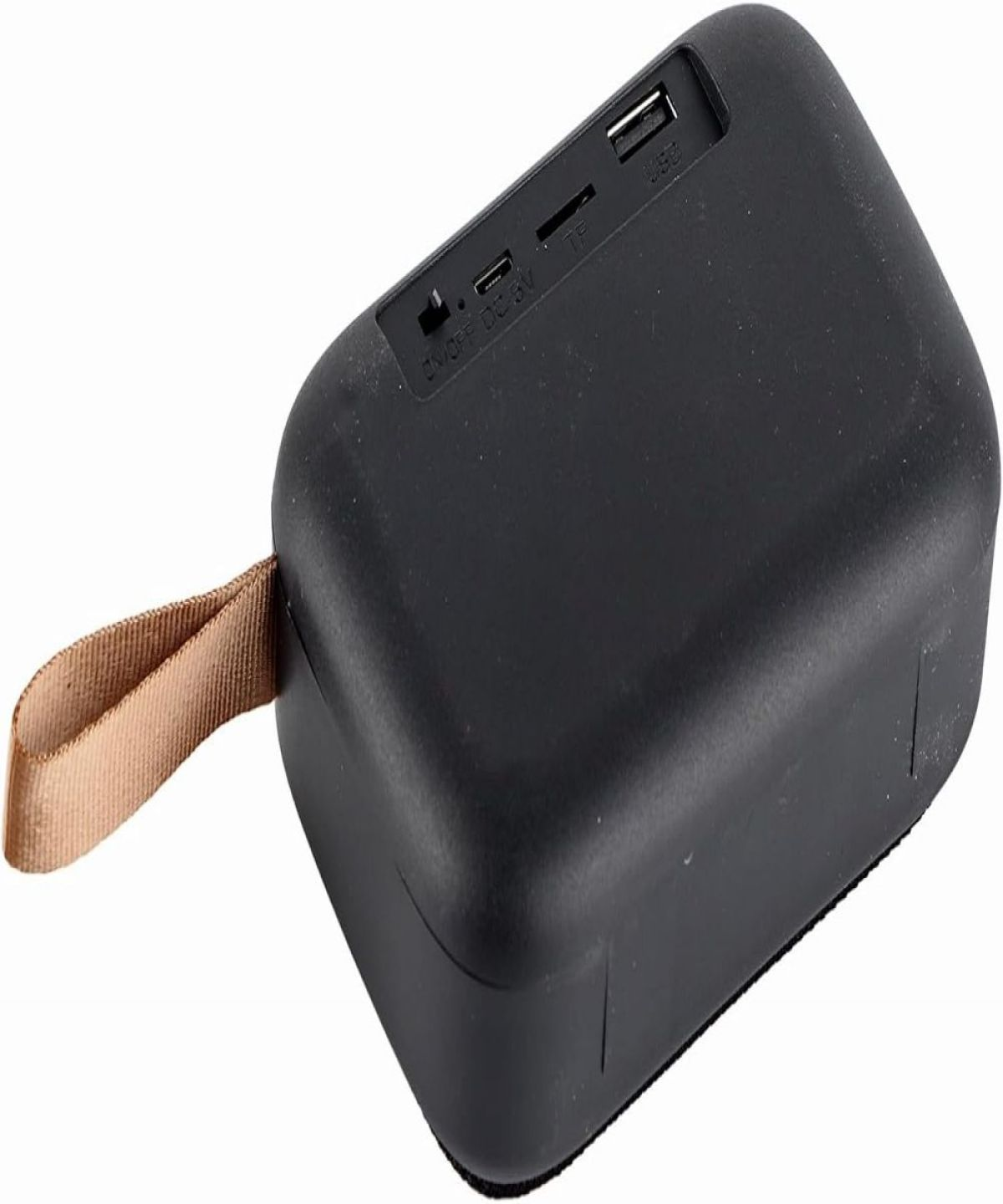 Ein schwarzer tragbarer Bluetooth-Lautsprecher mit braunem Stoff-Tragegurt und Anschlüssen oben.