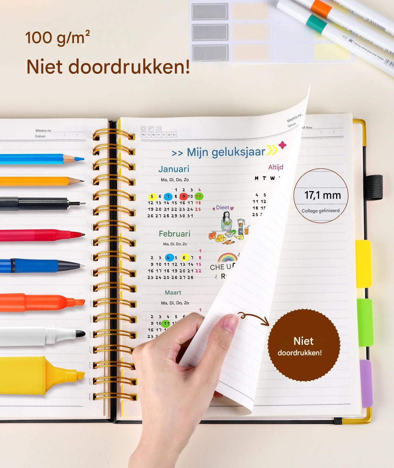 Hand blättert in einem bunten Kalender mit Stiften und Notizen.