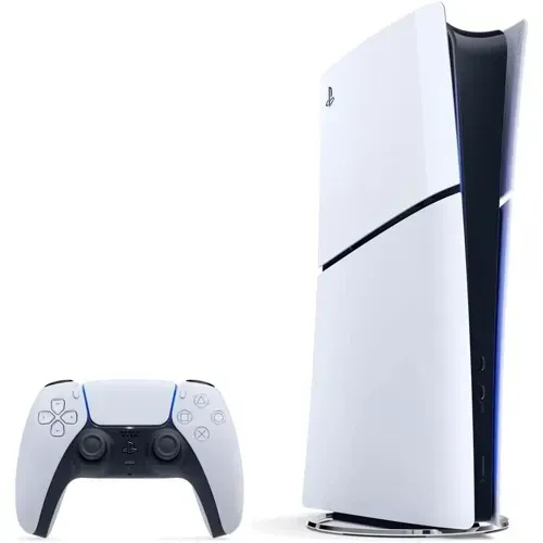 Una console PlayStation 5 bianca con un controller DualSense bianco su sfondo bianco.