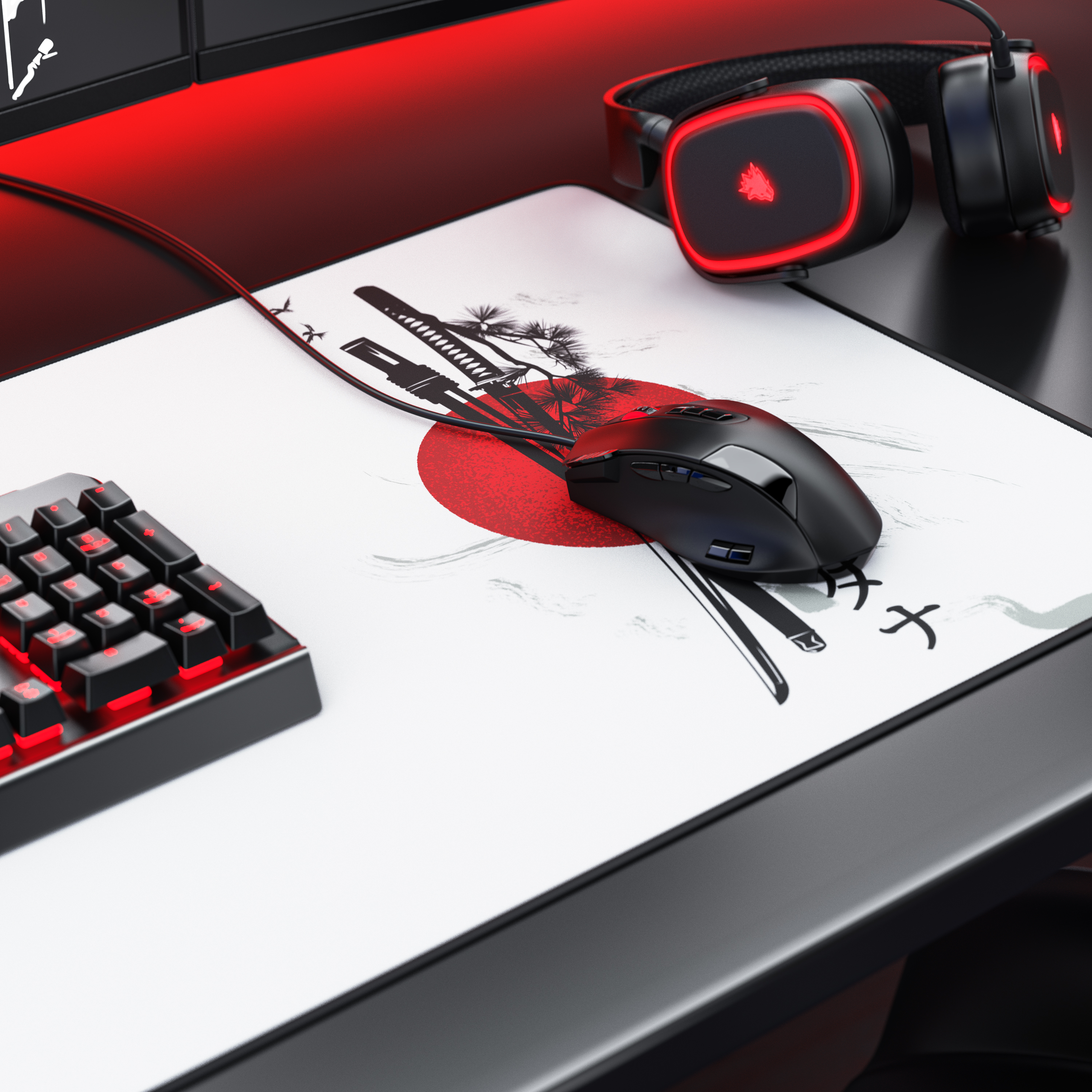 Gaming-Setup mit rotem Leuchten, Mauspad mit Samurai-Motiv, schwarzer Maus, Tastatur und beleuchteten Kopfhörern.