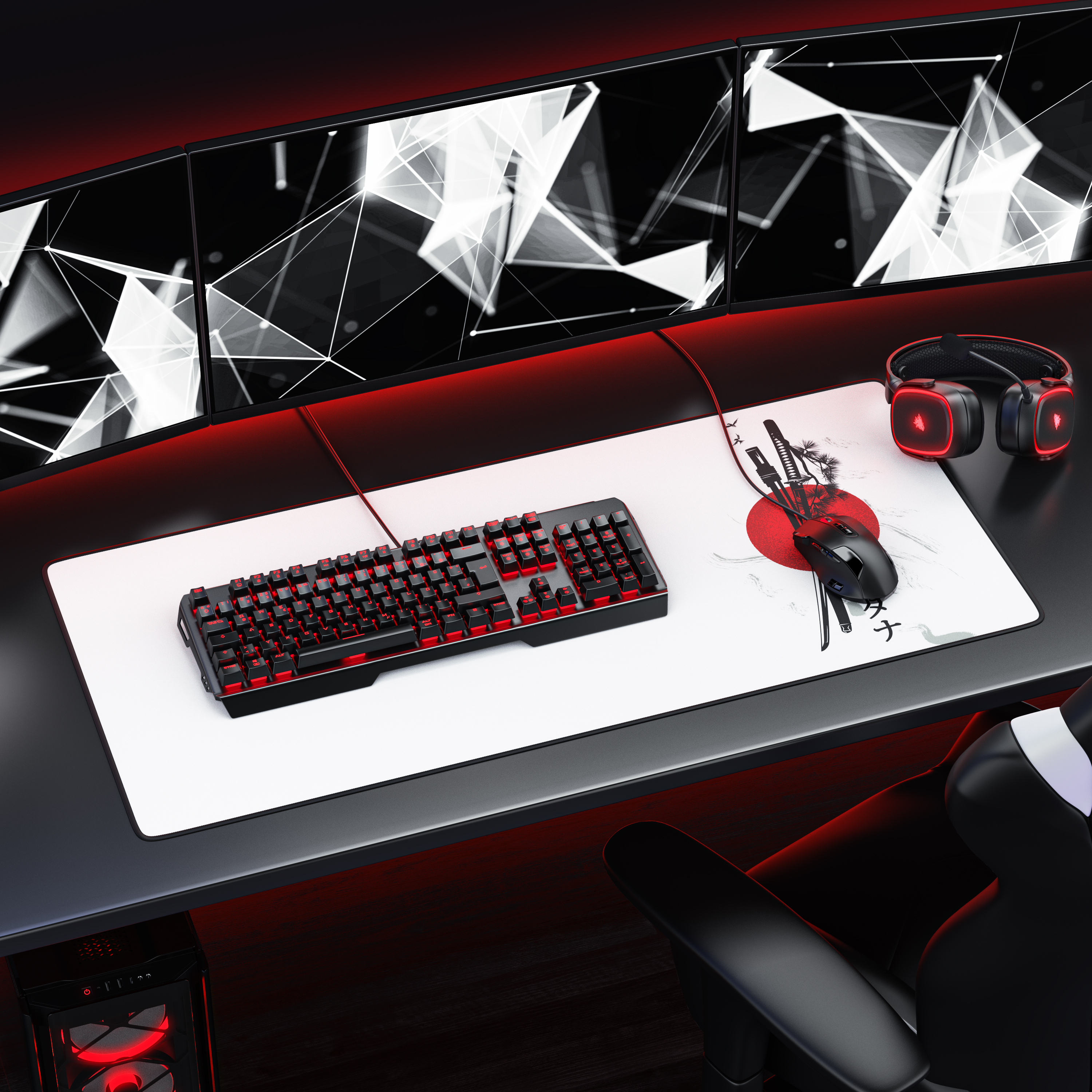 Ein Gaming-Setup mit drei Monitoren, Tastatur, Mauspad mit roter Sonne, Maus und leuchtend roten Kopfhörern.