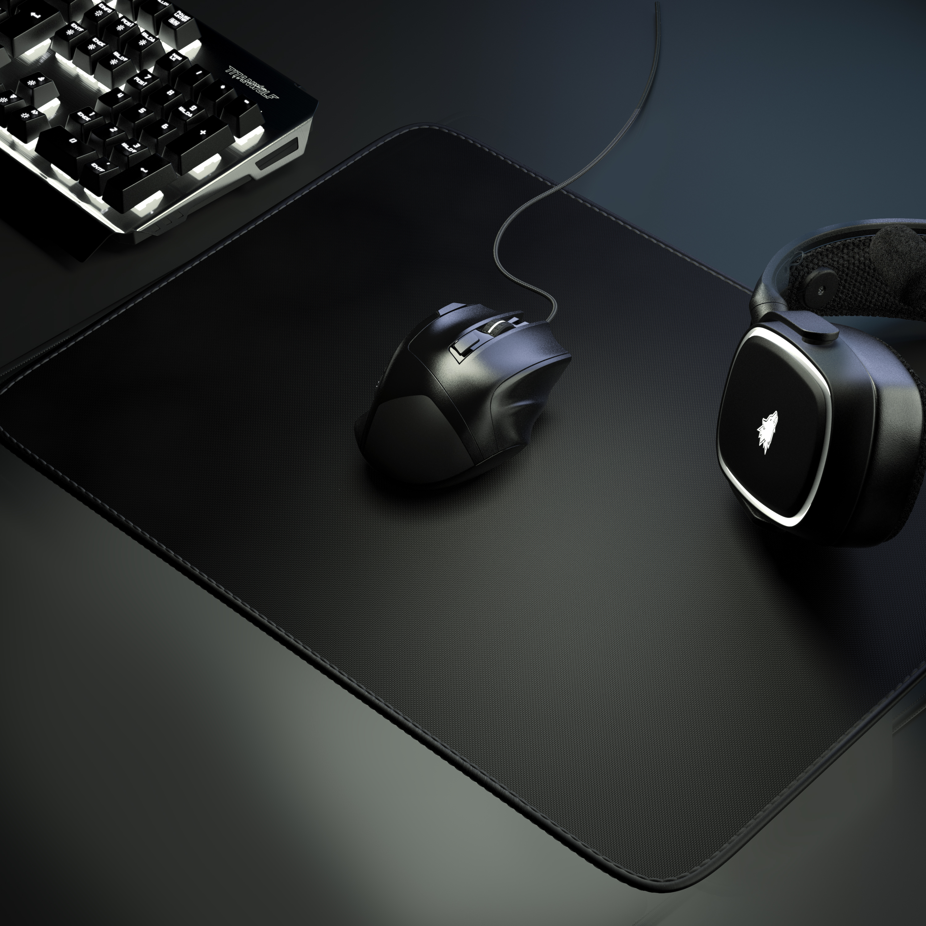 Eine schwarze Gaming-Maus mit Kabel liegt auf einem Mauspad, daneben ein Headset und eine Tastatur.