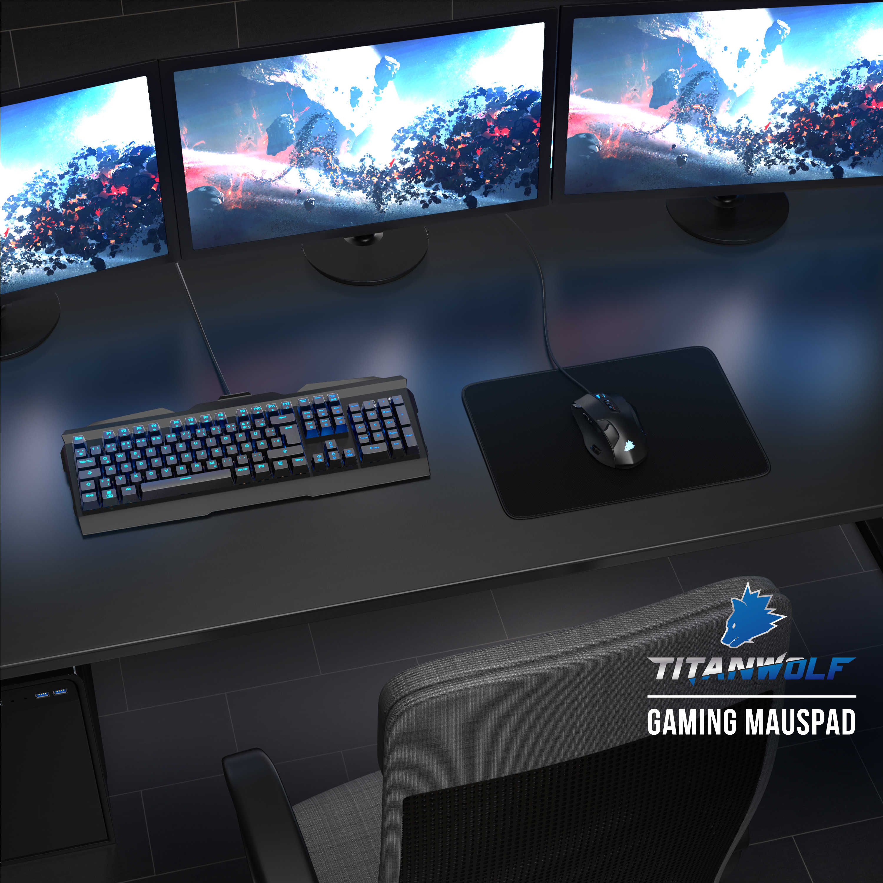 Gaming-Setup mit drei Monitoren, Tastatur, Maus auf Pad und Stuhl an dunklem Schreibtisch.