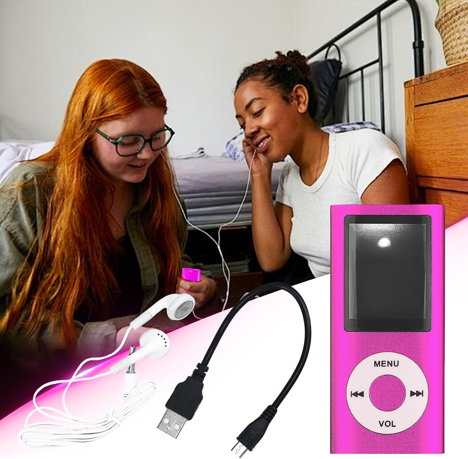 Zwei junge Frauen in einem Schlafzimmer, daneben ein rosa MP3-Player mit Kopfhörern und USB-Kabel.