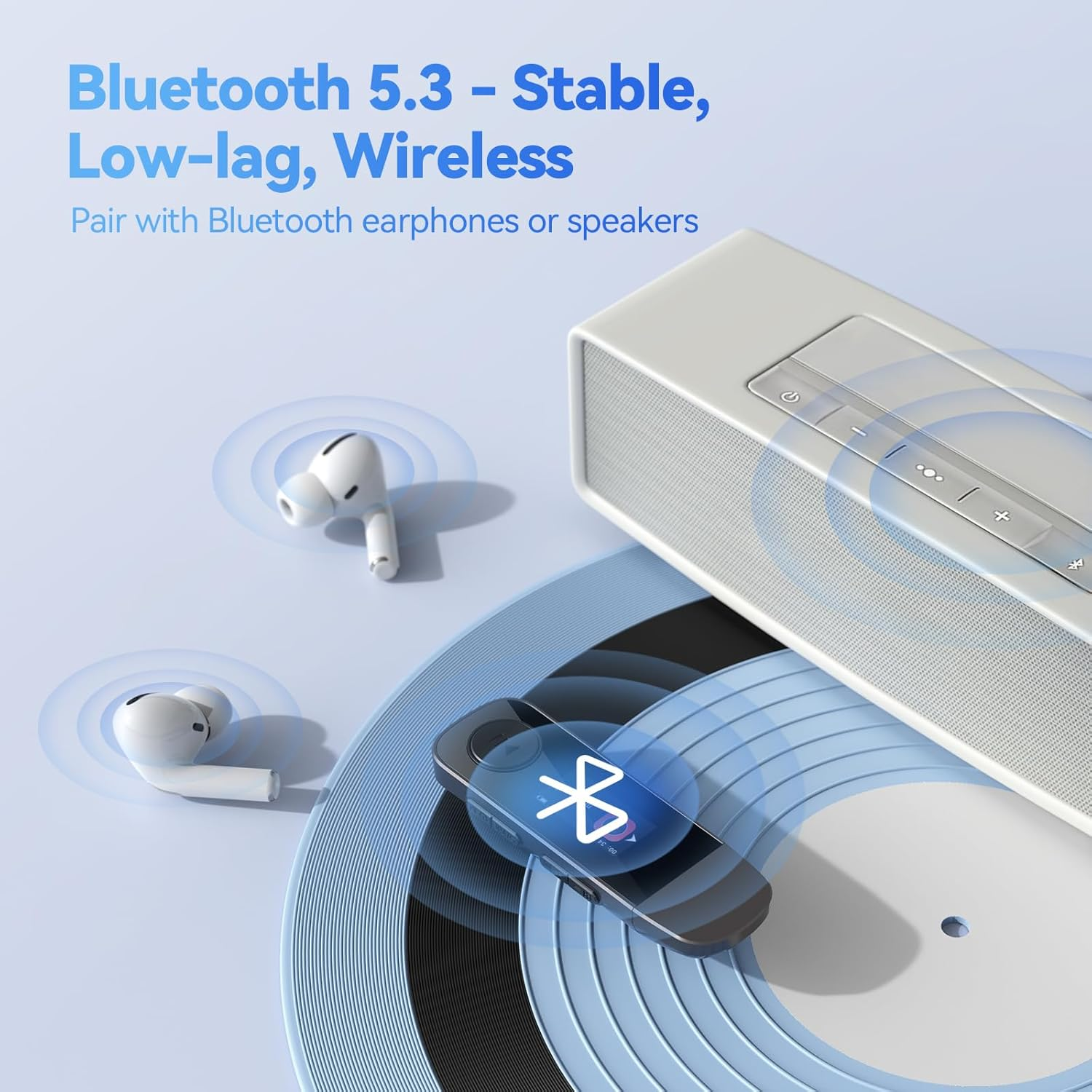 Ein weißer Lautsprecher, kabellose Ohrhörer und eine Bluetooth-Fernbedienung auf einem Plattenspieler mit Wellen.