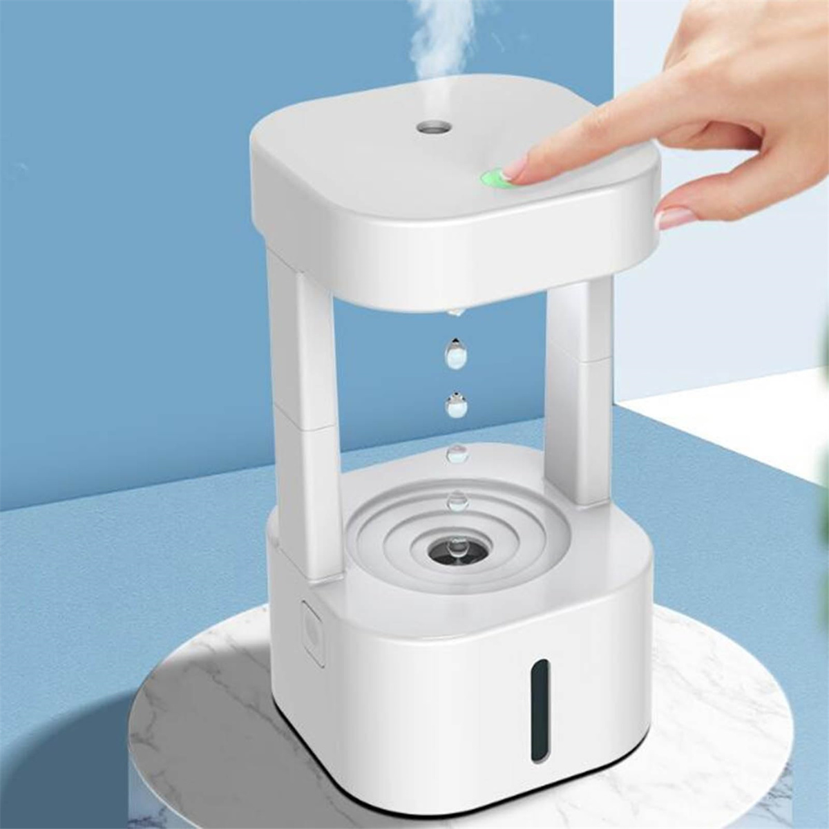 Ein weißes Gerät zeigt Wassertropfen, die nach oben schweben, während eine Hand die Taste drückt.