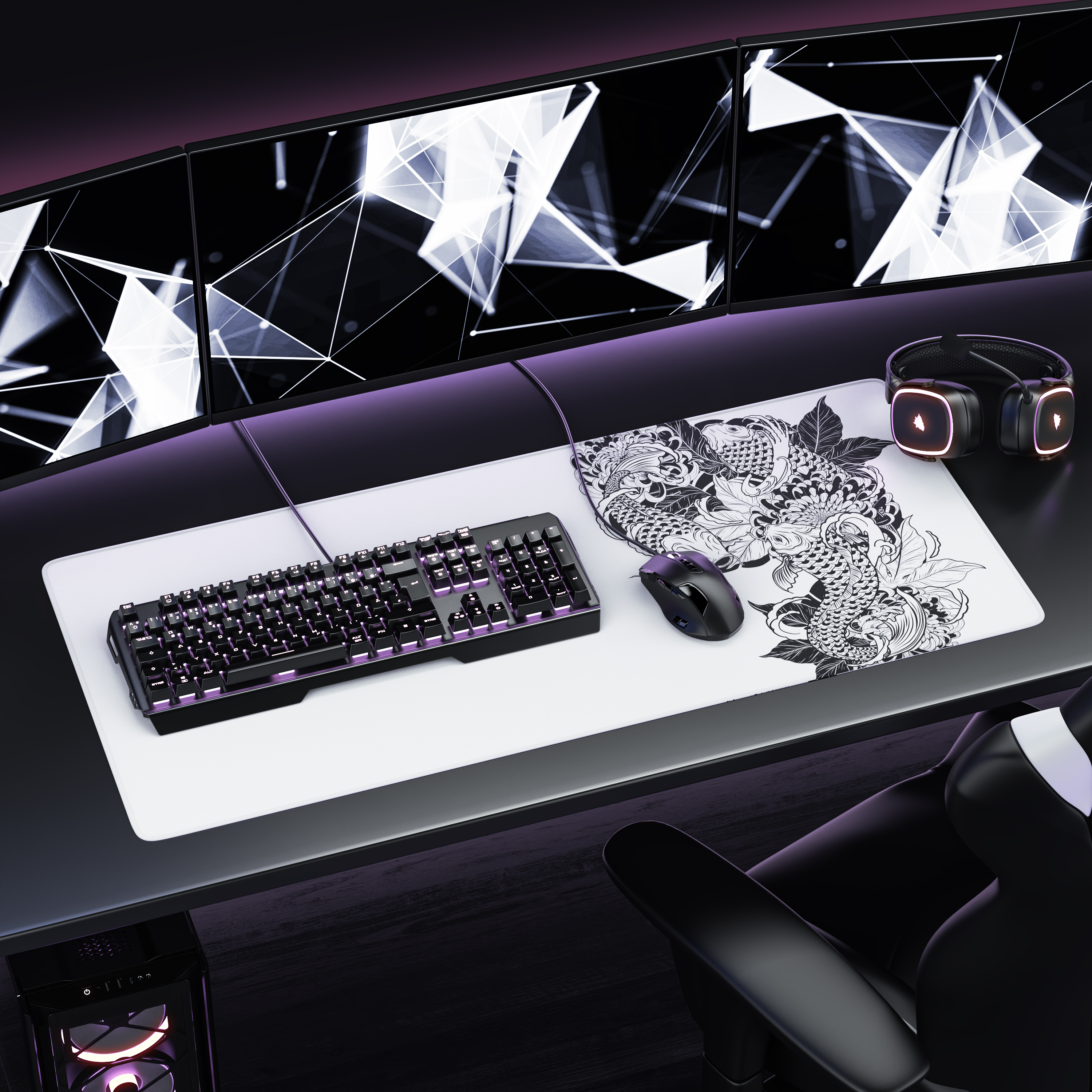 Ein Gaming-Schreibtisch mit drei Monitoren, Tastatur, Maus auf einer gemusterten Matte und Kopfhörern.