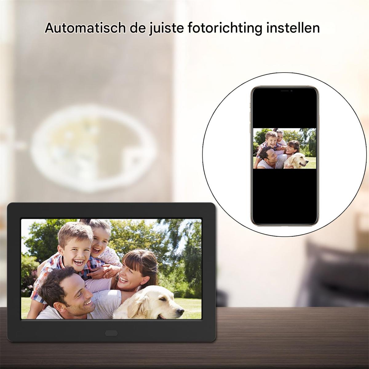Ein digitaler Bilderrahmen zeigt ein Familienfoto, das auch auf einem Smartphone im Hochformat zu sehen ist.