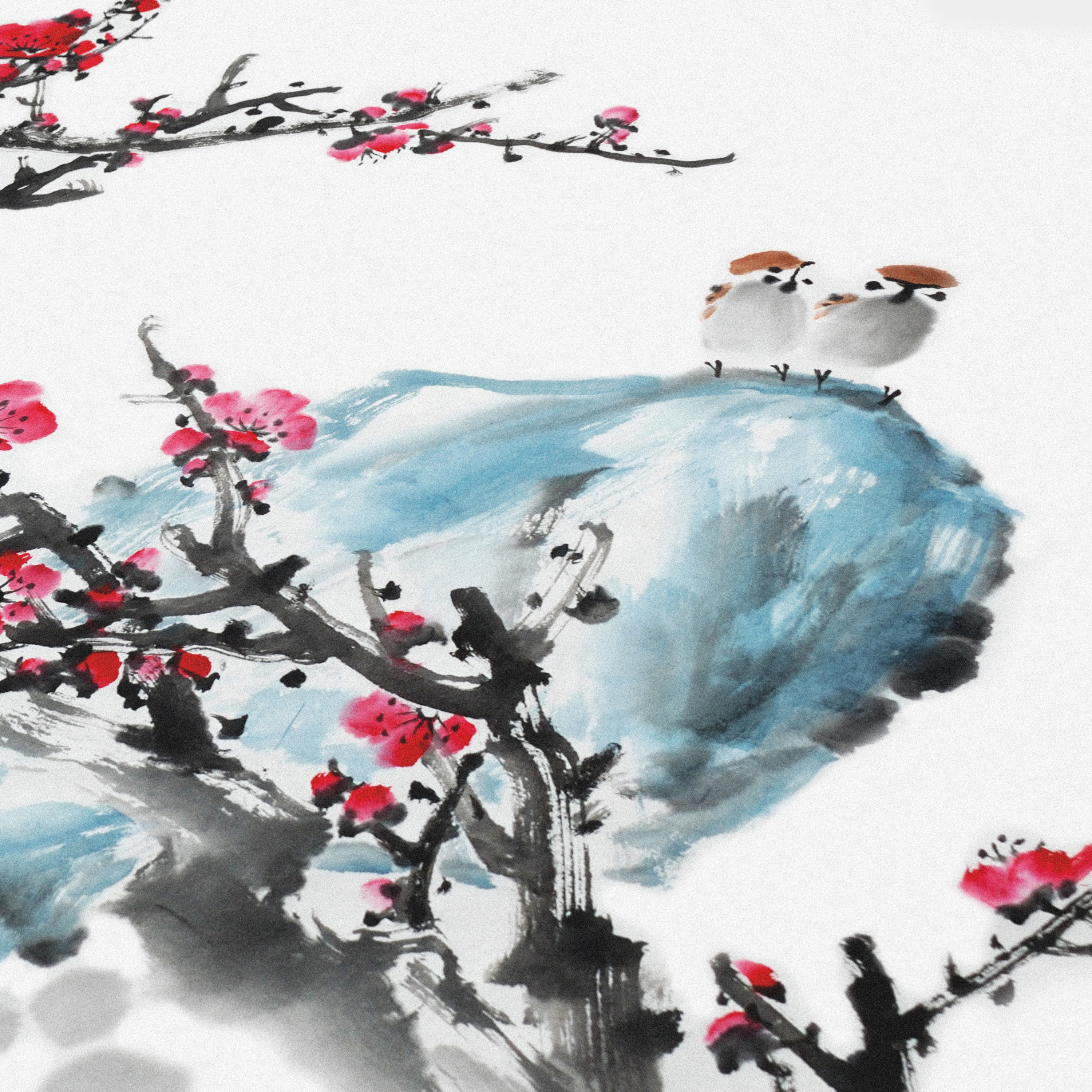 Traditionelles chinesisches Tuschegemälde mit zwei Vögeln auf einem blauen Felsen, umgeben von roten Pflaumenblüten.