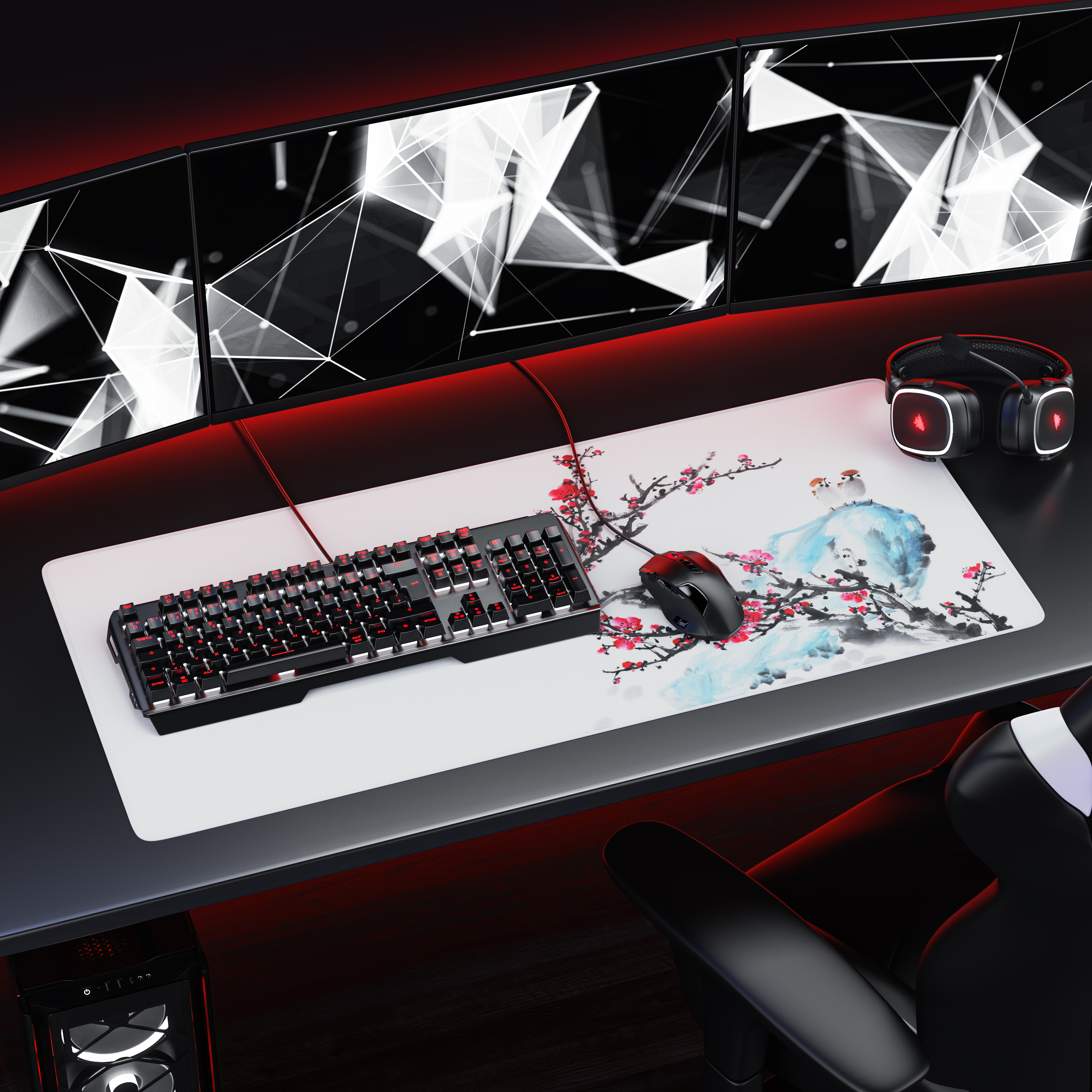 Ein Gaming-Schreibtisch mit drei Monitoren, Tastatur, Maus, Kopfhörern auf einem floralen Mauspad und roter Hintergrundbeleuchtung.