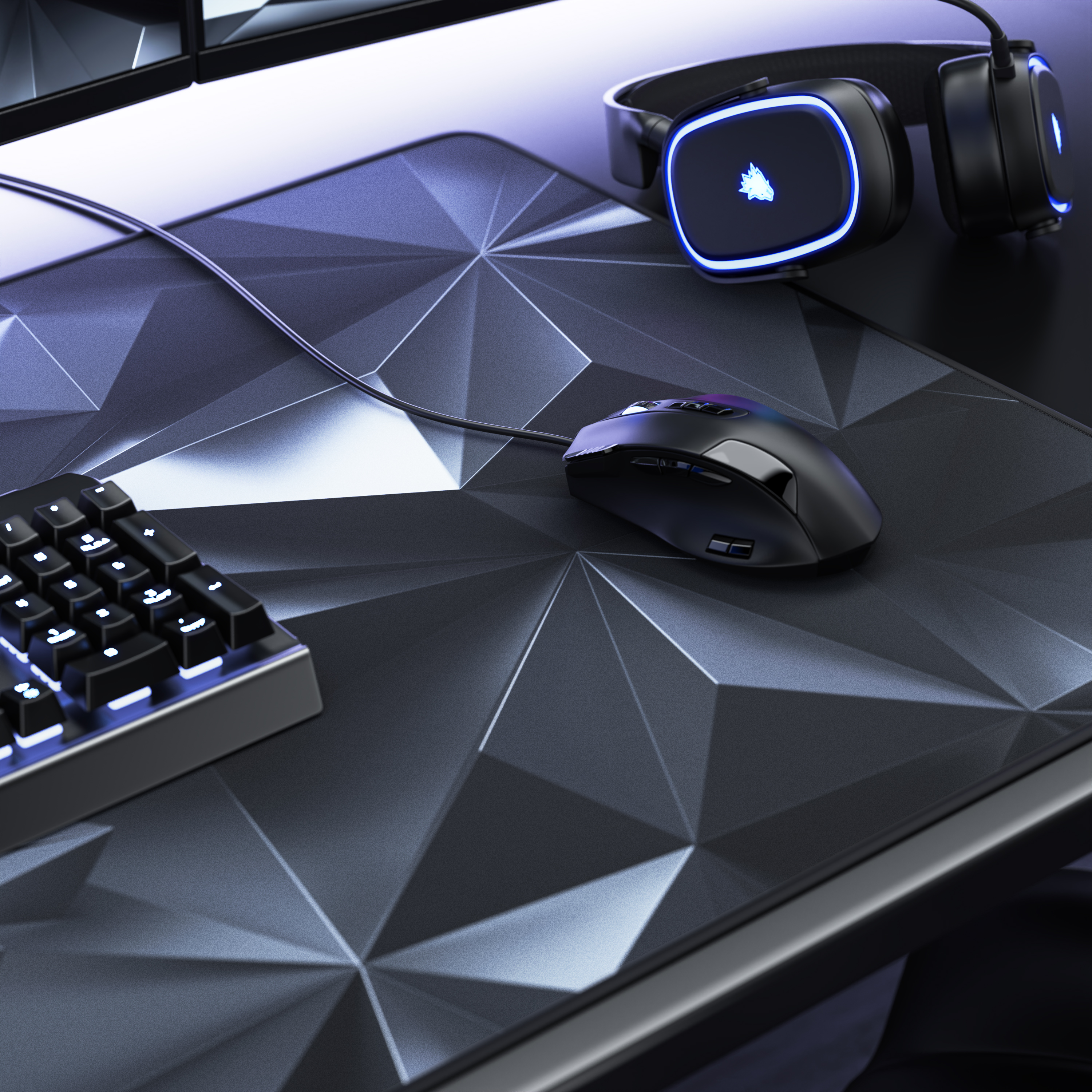 Ein Gaming-Schreibtisch mit Maus, Tastatur und blau beleuchteten Kopfhörern auf einem geometrischen Mauspad.