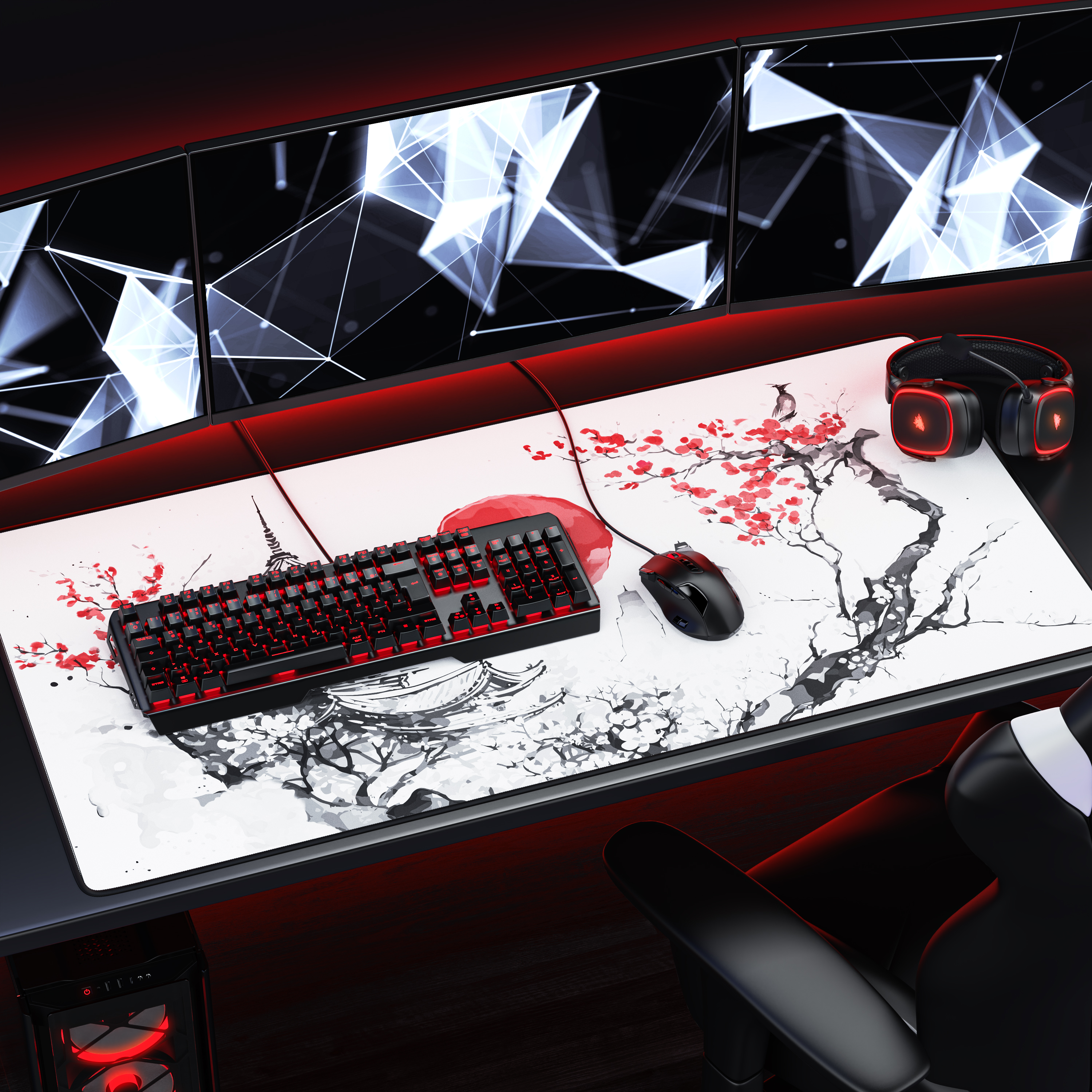 Ein Gaming-Schreibtisch mit drei Monitoren, Tastatur, Maus, Headset und einer Matte mit japanischem Kirschblüten-Design.