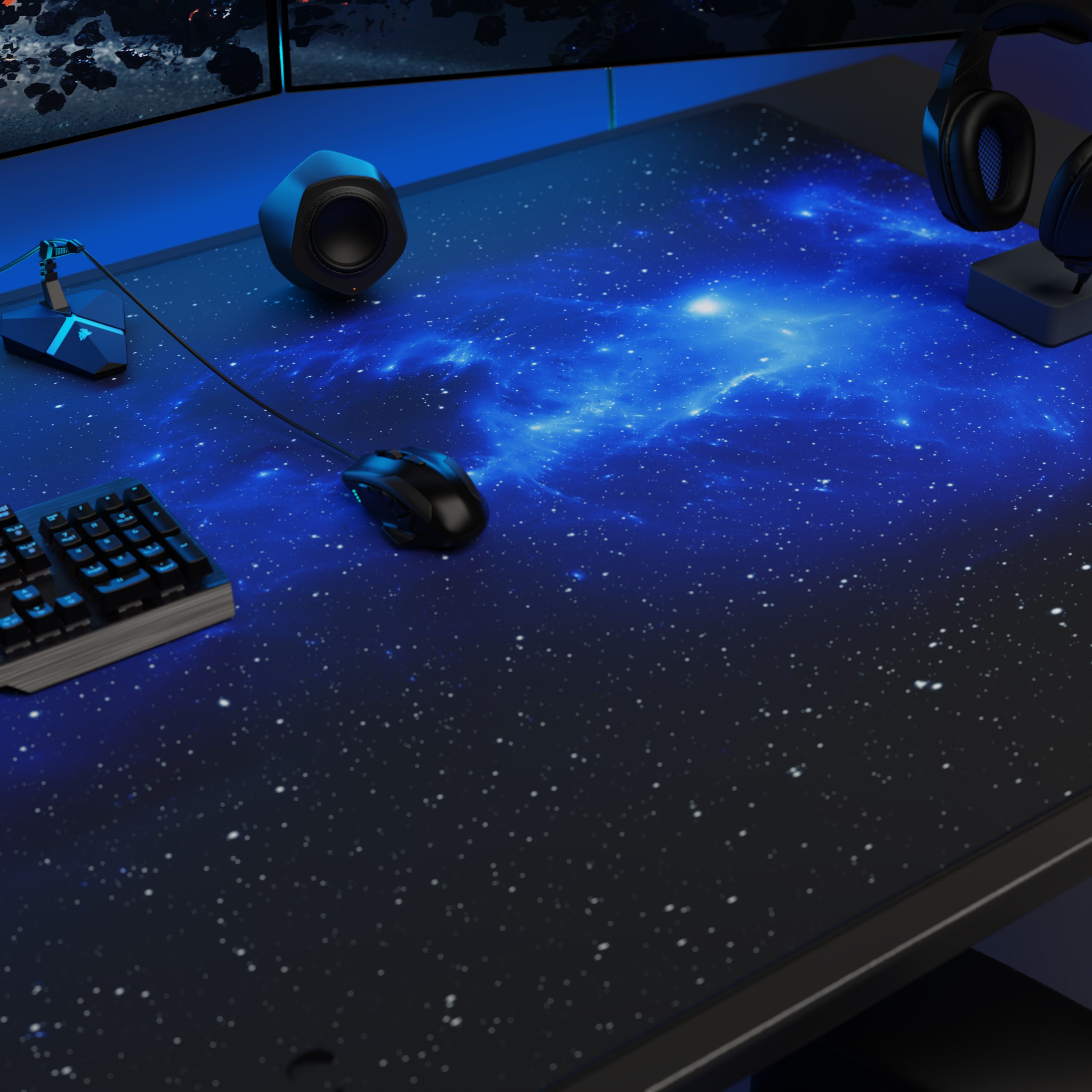 Ein Gaming-Schreibtisch mit einer blau-schwarzen Galaxie-Schreibtischunterlage, Maus, Tastatur, Lautsprecher und Kopfhörern.
