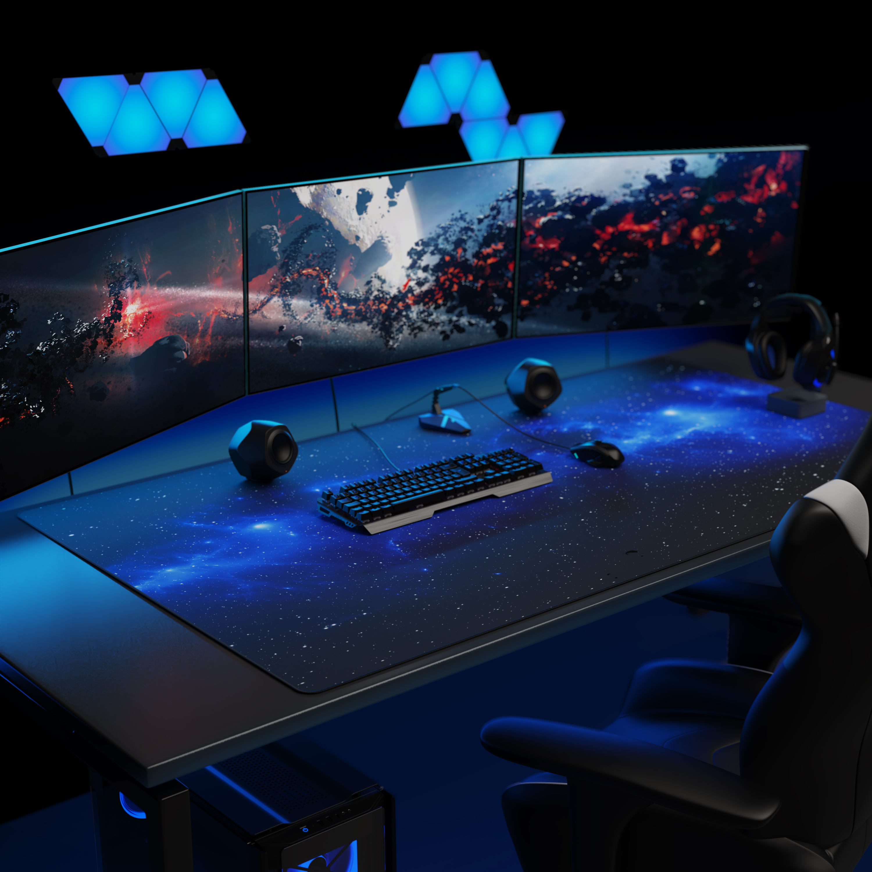 Ein Gaming-Setup mit drei Monitoren, blauer Beleuchtung, Tastatur, Maus und großem Galaxy-Mauspad.