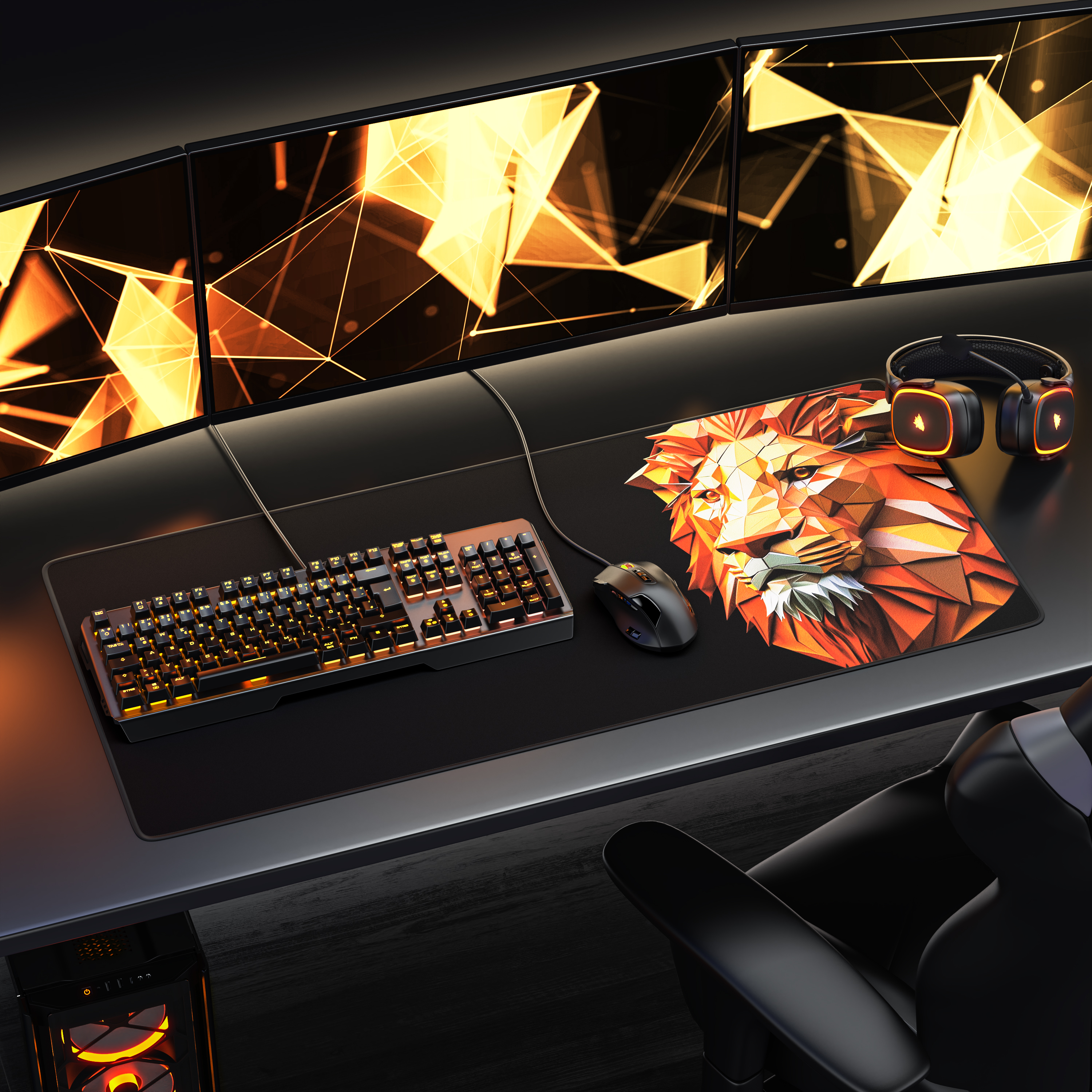 Ein Gaming-Setup mit drei Monitoren, einer orange beleuchteten Tastatur, Maus, Headset und einem Löwen-Mauspad.