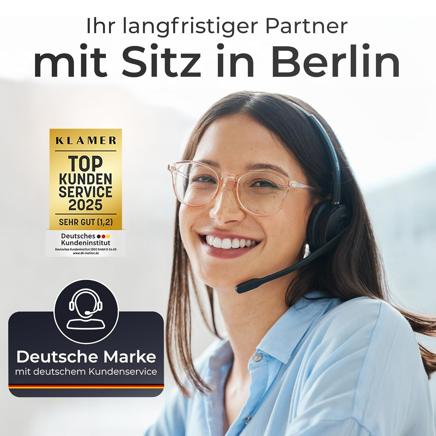 Lchelnde Serviceagentin mit Headset und Brille, neben Top-Kundenservice-Siegel und deutscher Marke.