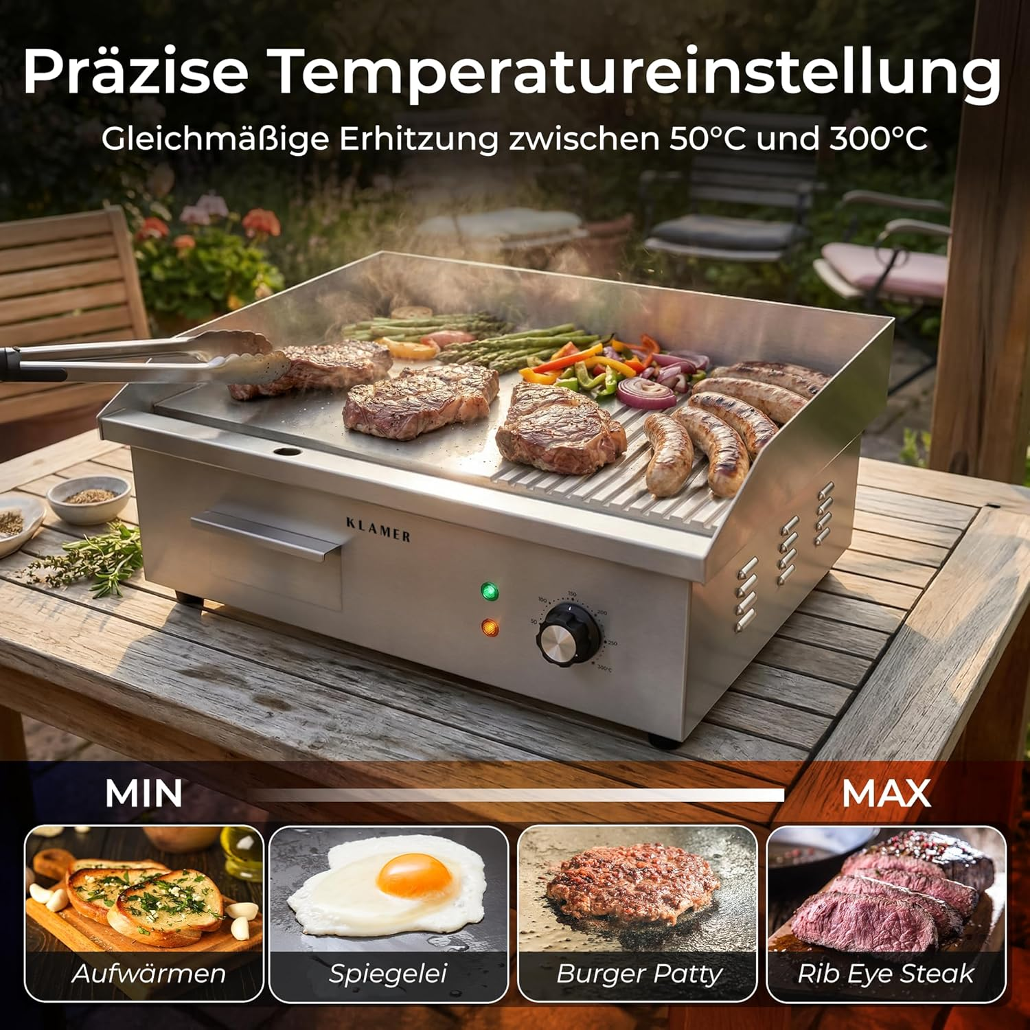 Eine Edelstahl-Elektrogrillplatte auf einem Holztisch brät draußen Steaks, Würstchen und Gemüse.