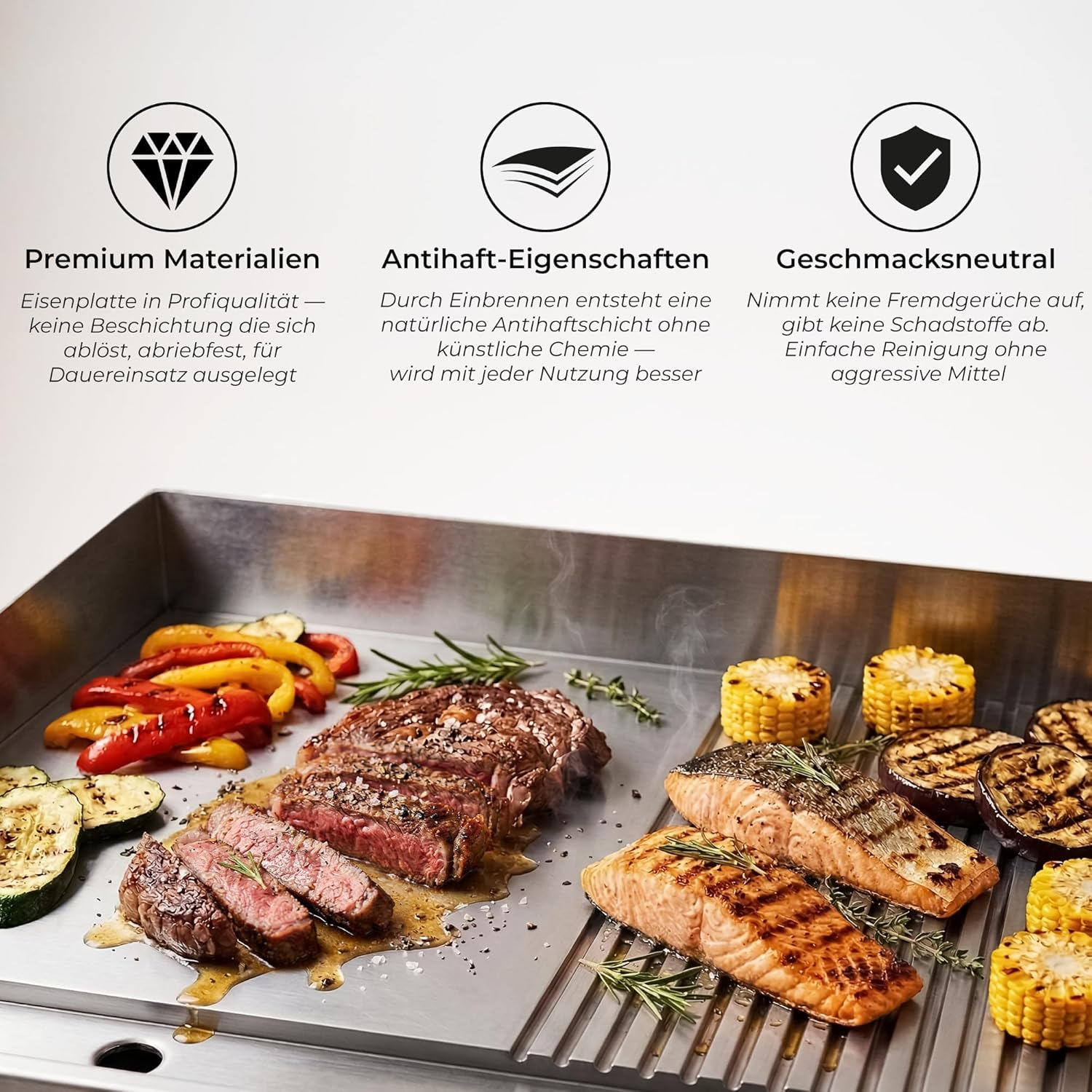 Eine Metallgrillplatte mit aufgeschnittenem Steak, Lachsfilets, Gemüse und Mais sowie deutschen Produktmerkmalen.
