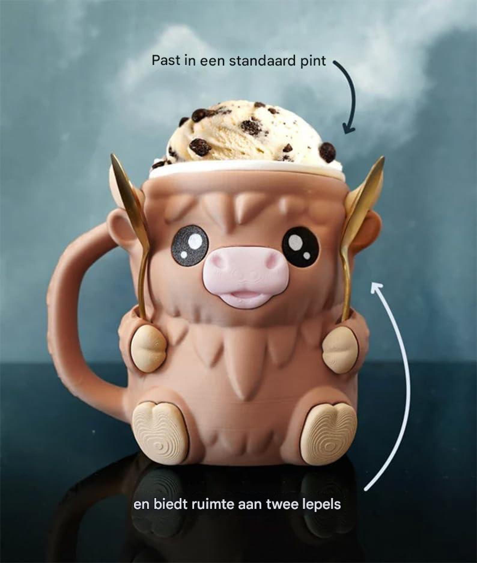 Eine süße braune Hochlandrind-Tasse gefüllt mit Eis hält zwei goldene Löffel vor dunklem Hintergrund.