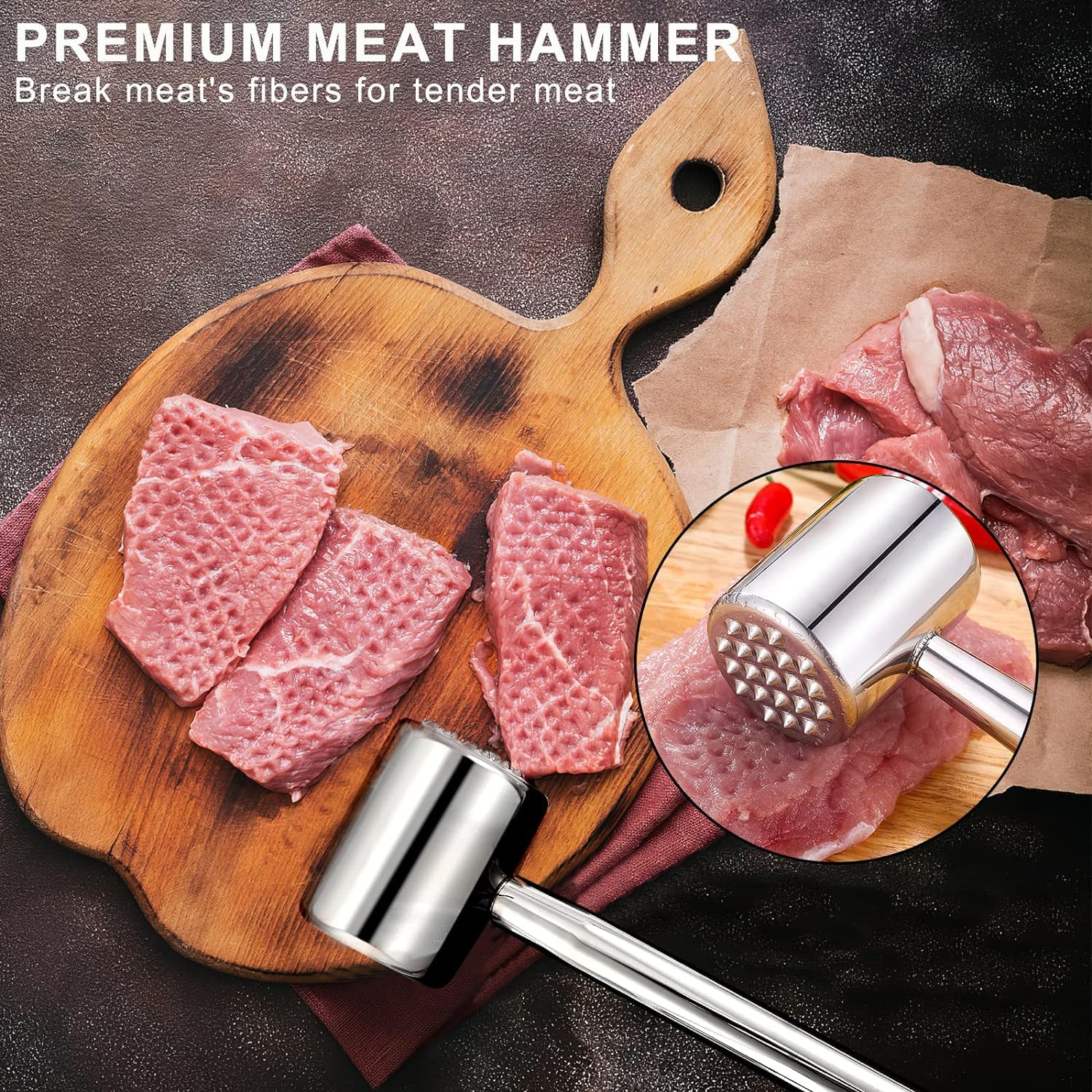 Ein Fleischklopfer aus Metall liegt auf einem Holzbrett neben rohem Fleisch, mit einer Lupe.