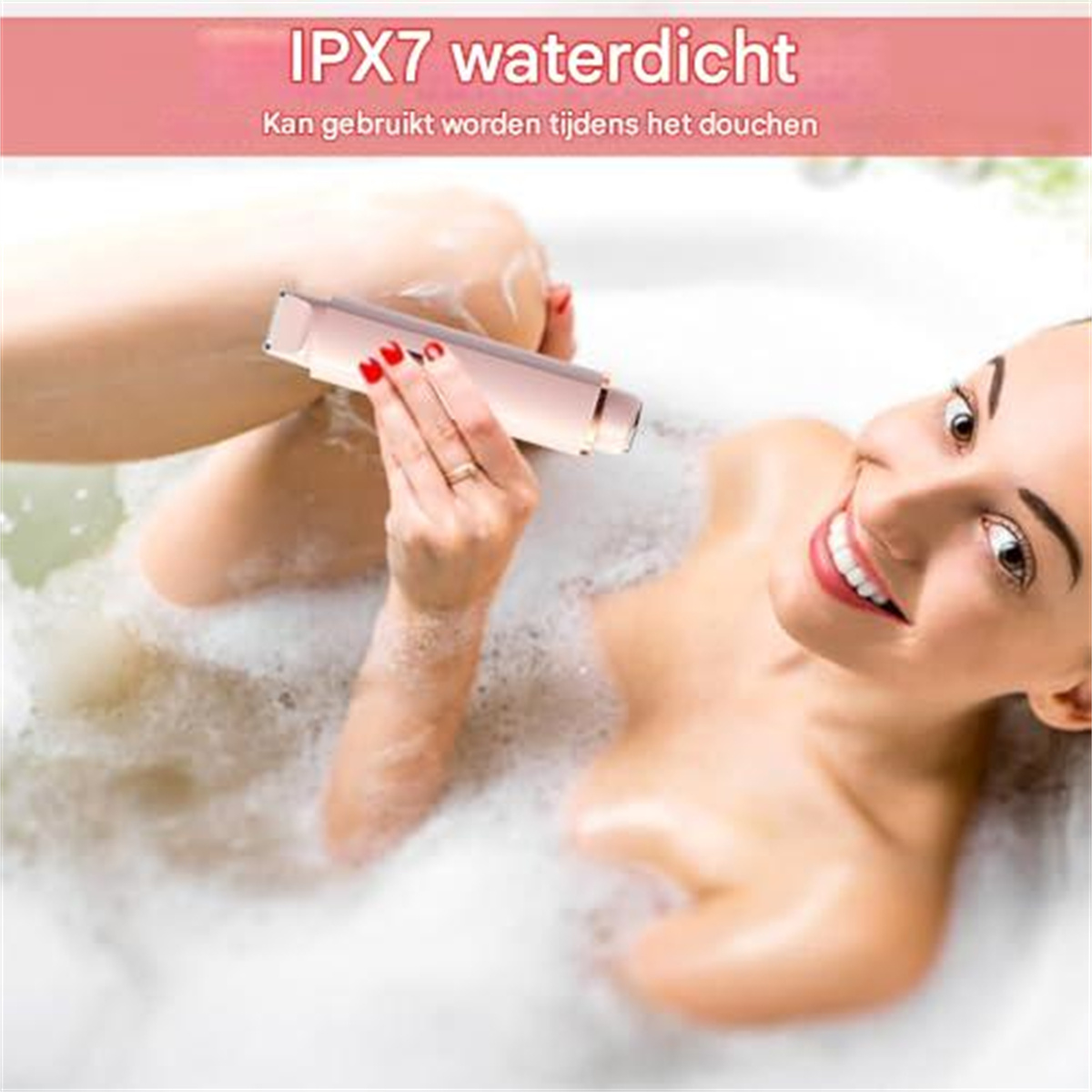 Eine Frau in einer Badewanne hält ein rosafarbenes Gerät in der Hand.