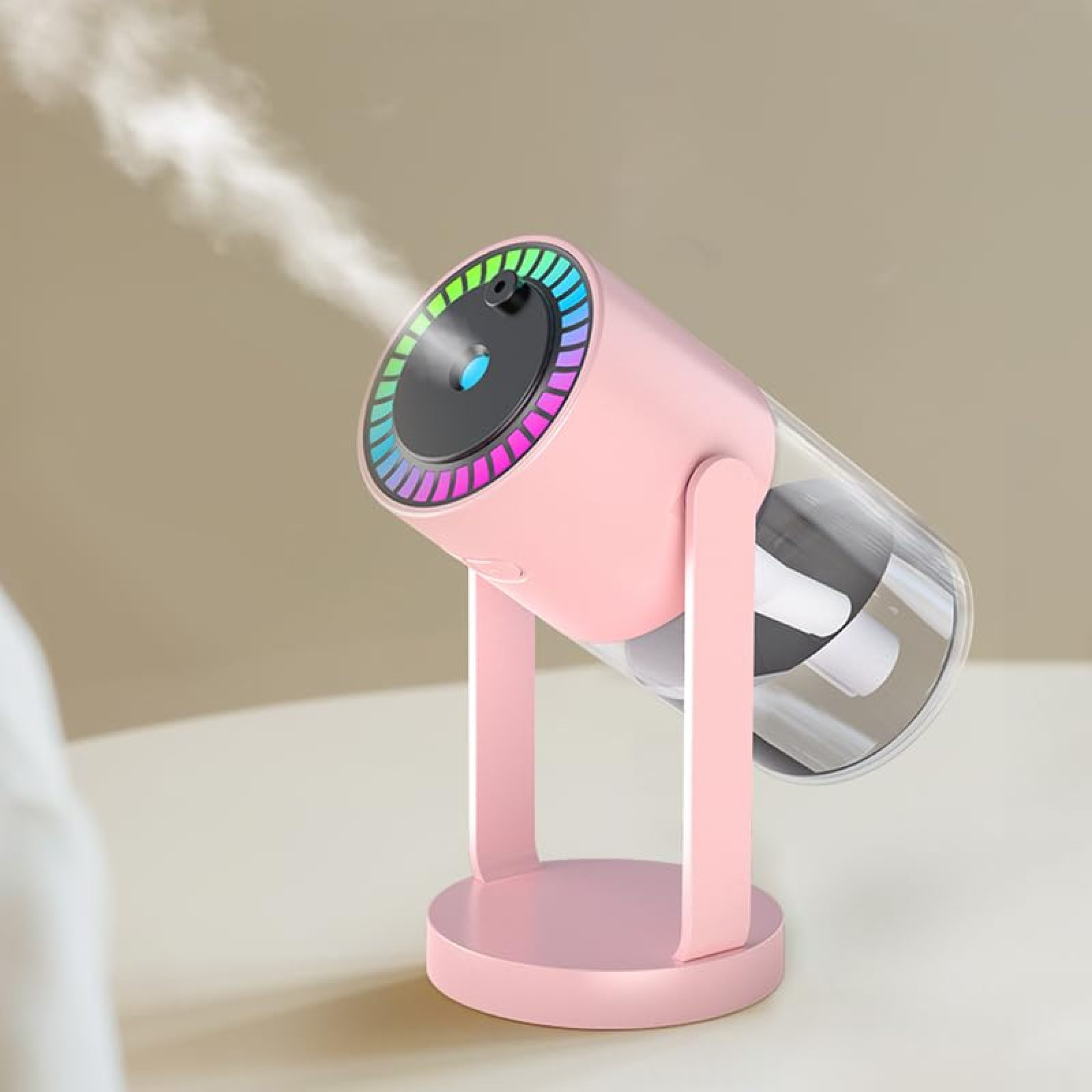Ein pinker Luftbefeuchter mit LED-Ring steht auf einem Tisch und stößt Dampf aus.