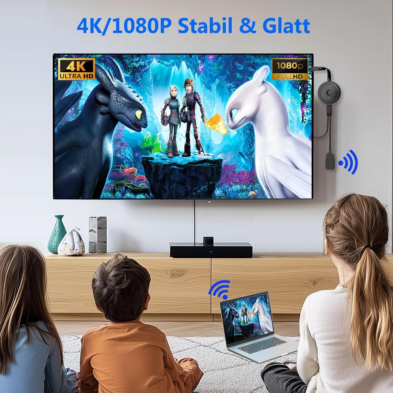 Eine Familie sitzt auf einem Teppich vor einem Fernseher, der eine animierte Szene zeigt, während ein Laptop drahtlos verbunden ist.