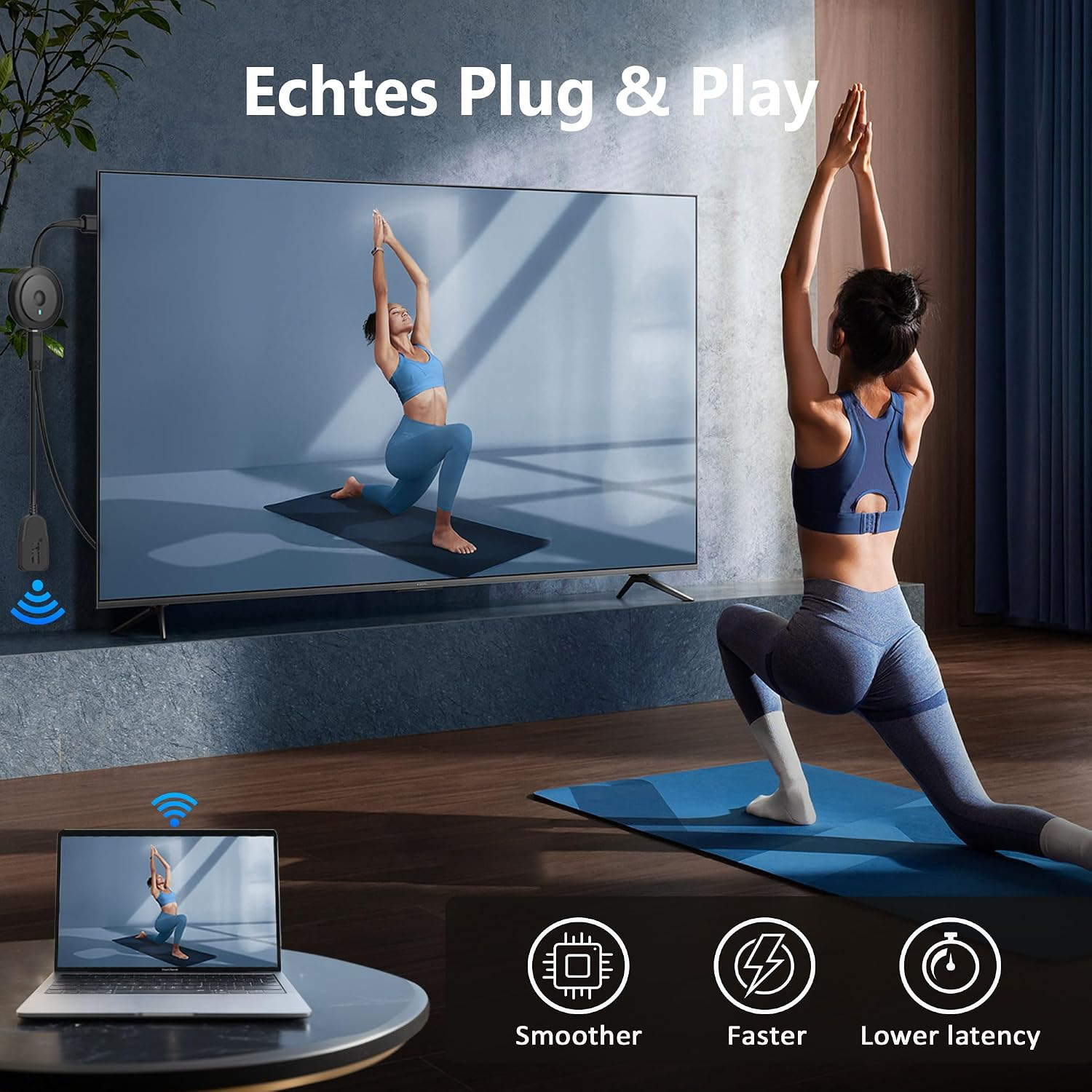 Eine Frau macht Yoga auf einer Matte, ihr Training wird drahtlos auf einen Fernseher und Laptop übertragen.