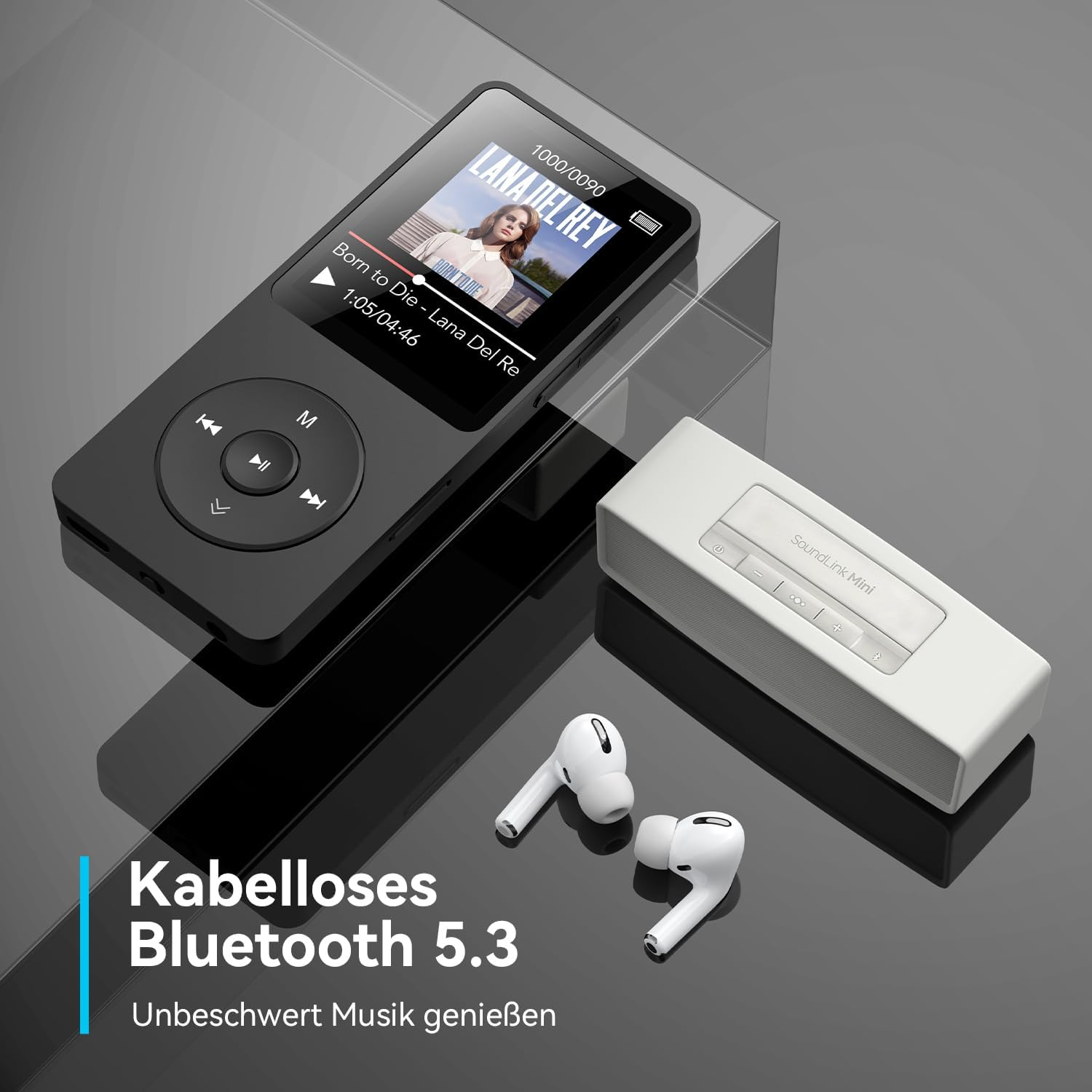 Ein schwarzer MP3-Player, weiße kabellose Ohrhörer und ein weißer Bluetooth-Lautsprecher auf dunklem Grund.